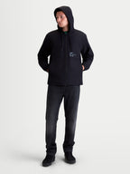 Alpinestars Speeder Resolve Windbreaker Jas, lichte heren-sportswear voor urban gebruik, zwart, 100% polyester, met een verstelbare capuchon, meshvoering en kenmerkende Alpinestars-branding op de borst. Volledig overzicht van model die de winddichte jas met capuchon draagt voor casual dagelijks gebruik.