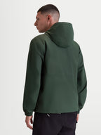 Alpinestars Speeder Resolve Windbreaker Jas, lichtgewicht sportswear met capuchon voor stedelijk gebruik, groen, winddicht 100% polyester met meshvoering, achteraanzicht op model met focus op het strakke rugontwerp en elastische manchetten.