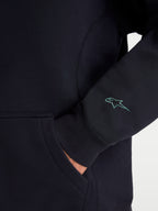 Alpinestars Guise Oversized Crew, sportswear fleece pullover, zwart, detail van het geborduurde Astars-logo op de mouw, geribde manchetten en kangoeroezak, mix van katoen en gerecycled polyester, relaxte oversized pasvorm.