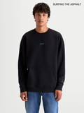Alpinestars Guise Oversized Crew, zwarte sportswear fleece pullover voor heren met ronde hals, kangoeroezak en geborduurd logo, gedragen door een model