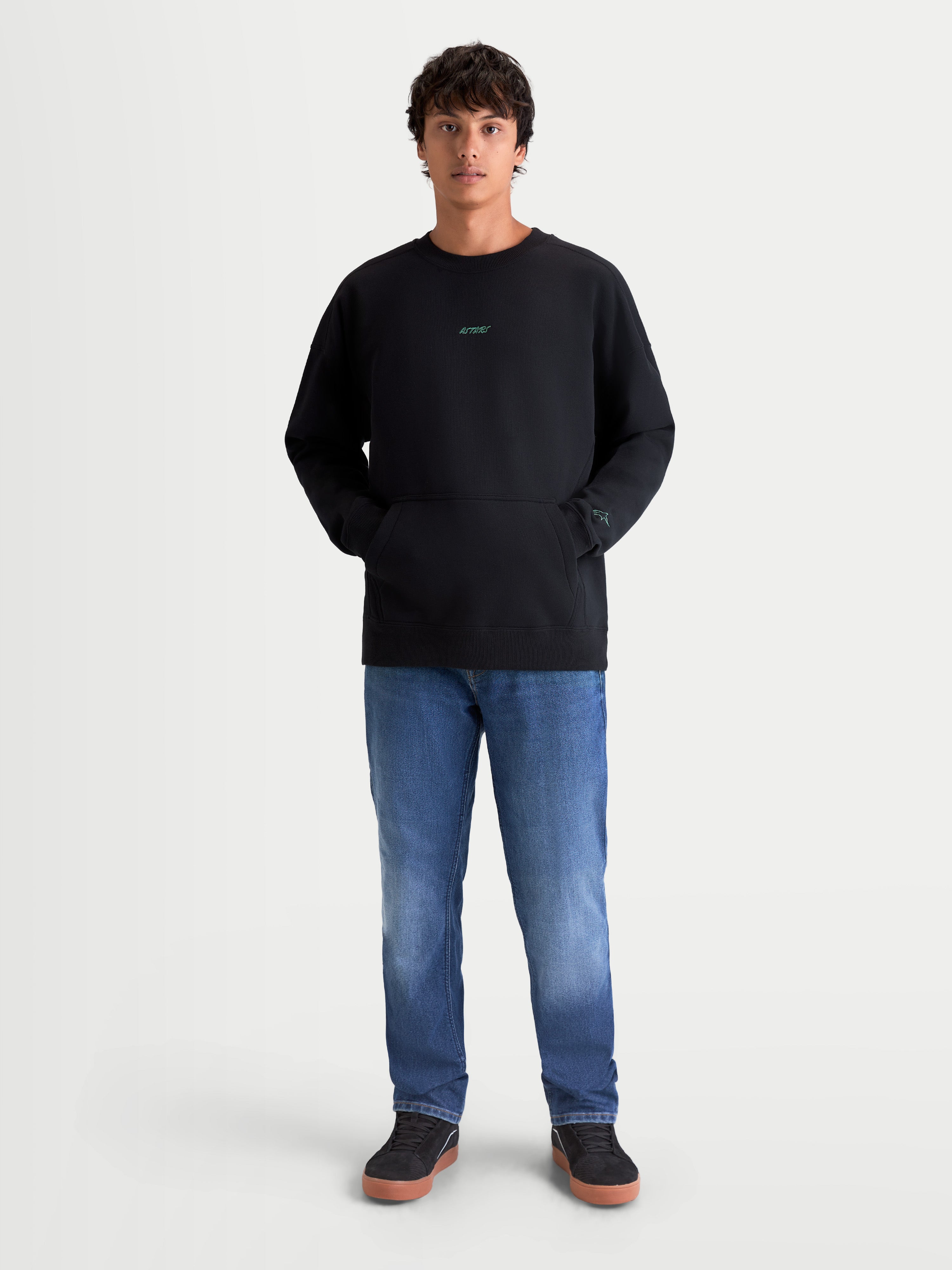 Alpinestars Guise Oversized Crew, oversized sportswear fleece pullover voor heren, zwart, met kangoeroezak en geborduurde logo's, gemaakt van katoen en gerecycled polyester.