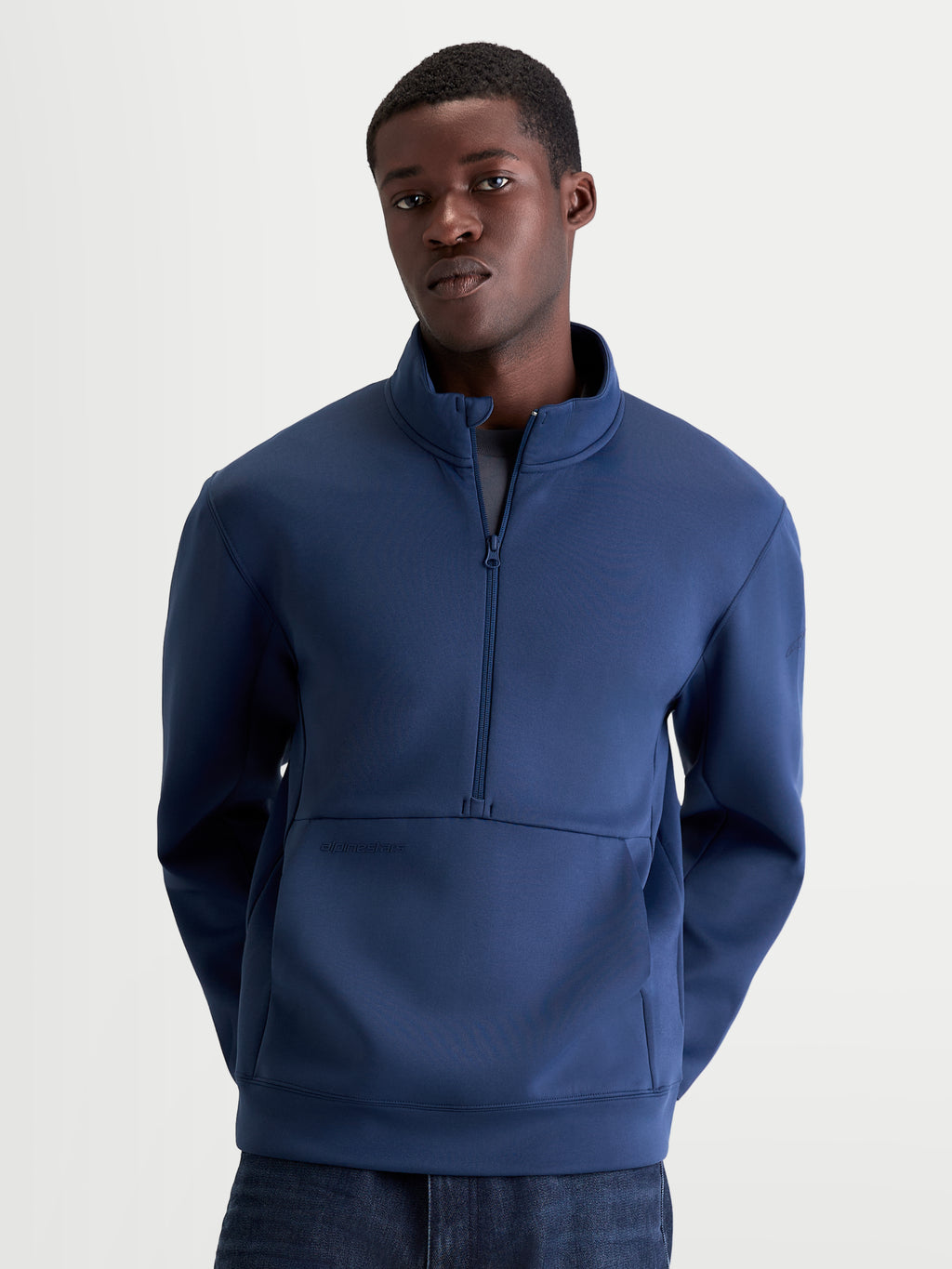Alpinestars Apera Half-Zip Sweatshirt, sportswear pullover voor heren, staalblauw, tri-blend fleece met kangoeroezak en tonaal logo, casual motorsportstijl.