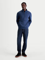 Alpinestars Apera Half-Zip sweatshirt, heren sportswear pullover, staalblauw, kangoeroezak en hoge kraag met ritssluiting, premium tri-blend fleece, casual motorsportstijl, gedragen door model