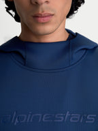 Alpinestars Datrix hoodie, sportswearpullover voor heren en dames, blauw, close-up van de tonale HD Alpinestars-branding op de borst en de nekconstructie van de capuchon met meshvoering, premium tri-blend dubbelzijdige fleece.