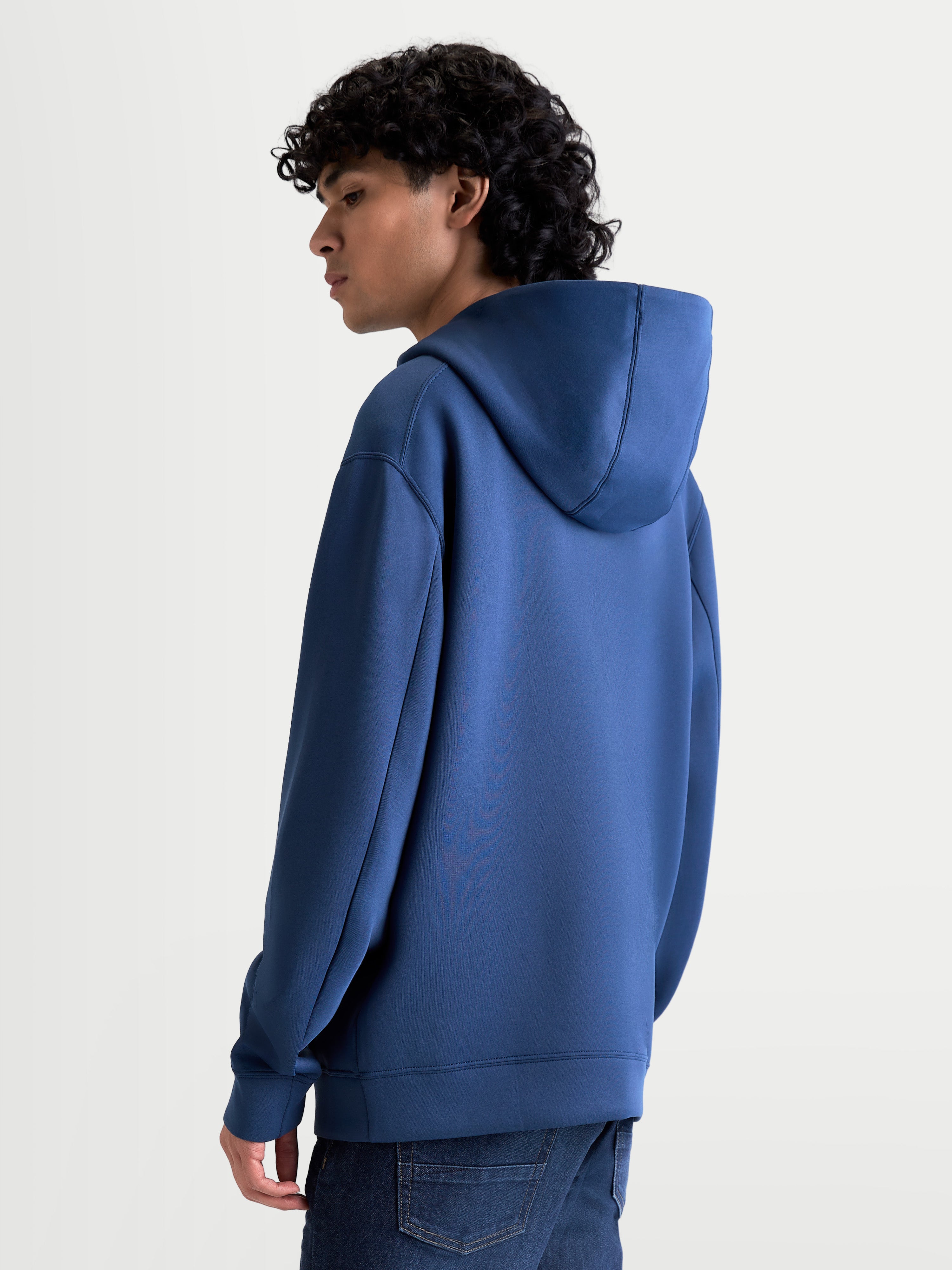 Alpinestars Datrix hoodie, herensportswearhoodie voor een casual motorsportstijl, blauw, dubbelzijdige fleececonstructie met een capuchon met meshvoering, achter- en zijprofiel op een model.