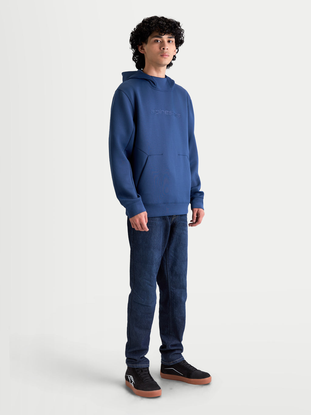 Alpinestars Datrix hoodie, heren sportswear pullover, staalblauw, tri-blend dubbelzijdige fleece, voorzien van tonale HD-logobranding op de borst, meshgevoerde capuchon en voorzak met dartdetail, casual motorsportstijl.