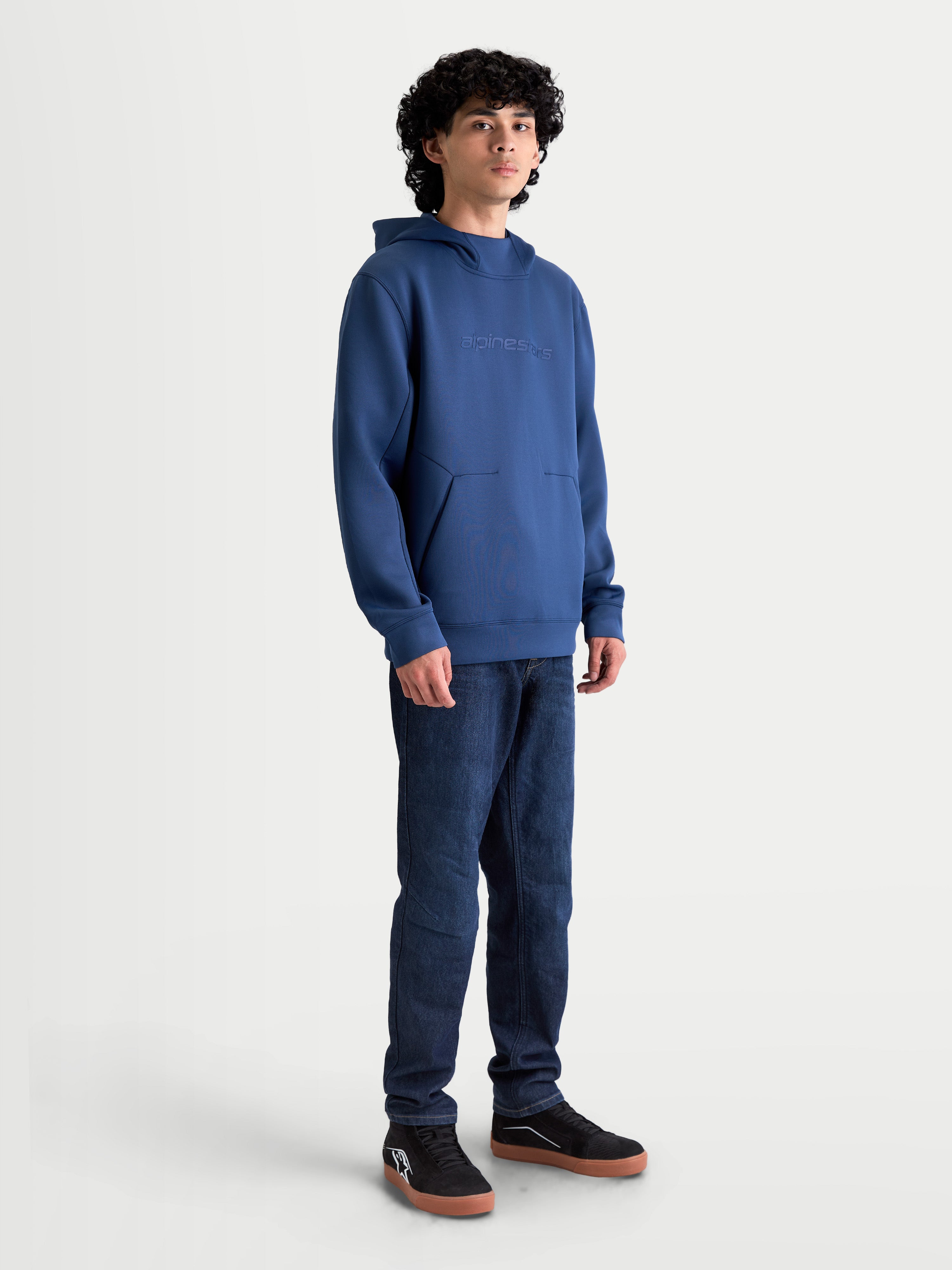 Alpinestars Datrix hoodie, heren sportswear pullover, staalblauw, tri-blend dubbelzijdige fleece, voorzien van tonale HD-logobranding op de borst, meshgevoerde capuchon en voorzak met dartdetail, casual motorsportstijl.