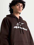 Alpinestars Prelude Oversized Hoodie, bruine sportswear fleece pullover voor heren en dames, voorzien van een wit puffprint-logo, oversized pasvorm en een gevoerde capuchon met trekkoorden.