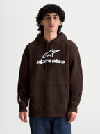 Alpinestars Prelude Oversized hoodie op model, heren-sportswear fleece pullover, bruin met wit puff-print logo, oversized pasvorm, kangoeroezak, capuchon met trekkoord, katoenrijke mix