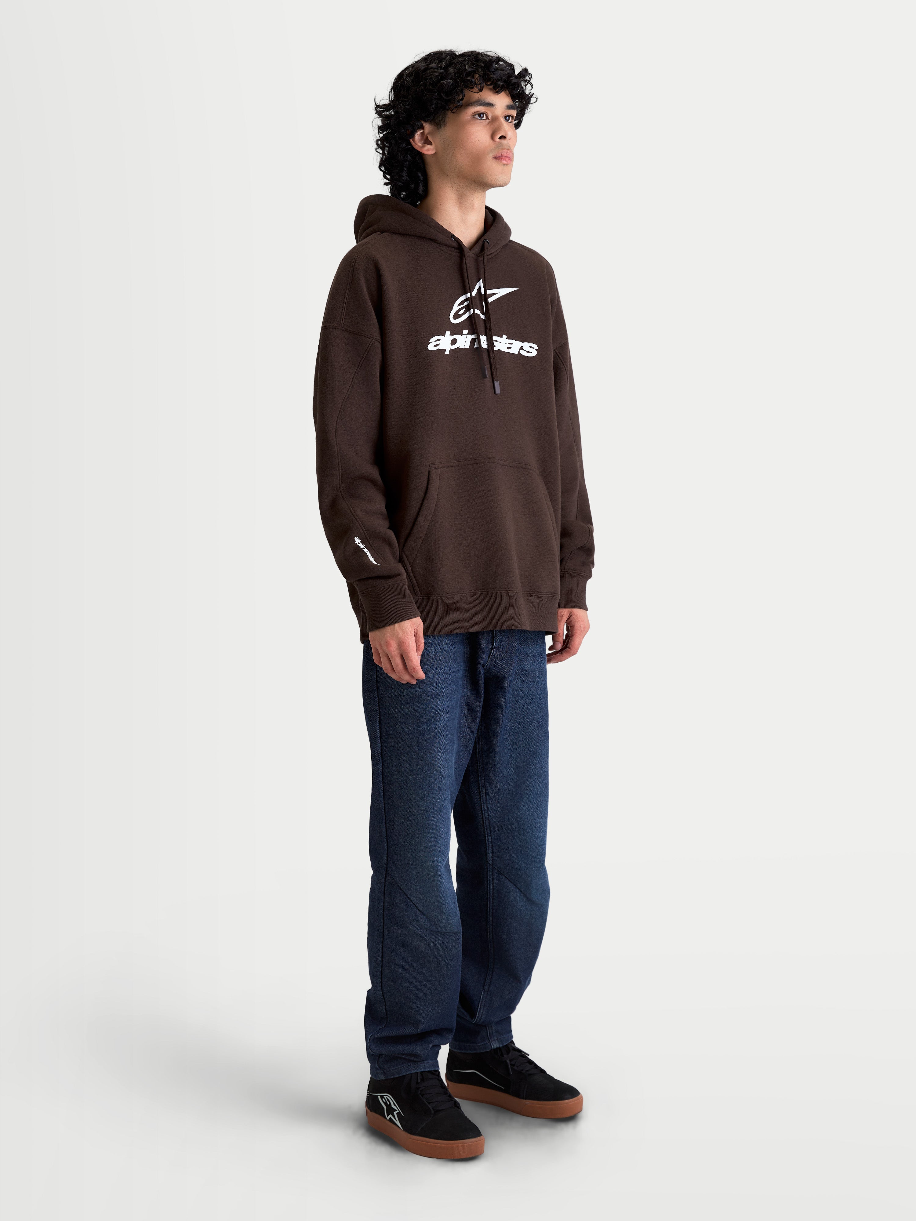 Alpinestars Prelude oversized hoodie, bruine en witte sportswear fleecepullover, ontspannen pasvorm voor heren en dames, voorzien van opvallende puff-print logo's op de borst en mouw, kangoeroezak en hoogwaardige katoenrijke constructie.