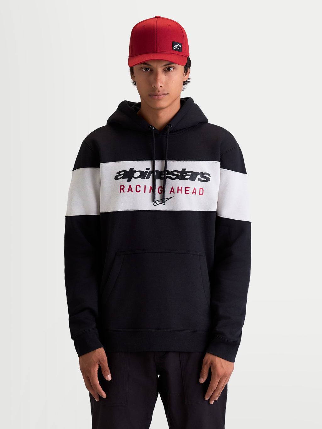 Alpinestars Cubic hoodie, heren-sportswearpullover van fleece, zwart en wit kleurgeblokt ontwerp met opvallend Alpinestars Racing Ahead logo op de borst, voorzien van een capuchon met trekkoord en kangoeroezak, casual lifestyle kleding voor naast de motor.