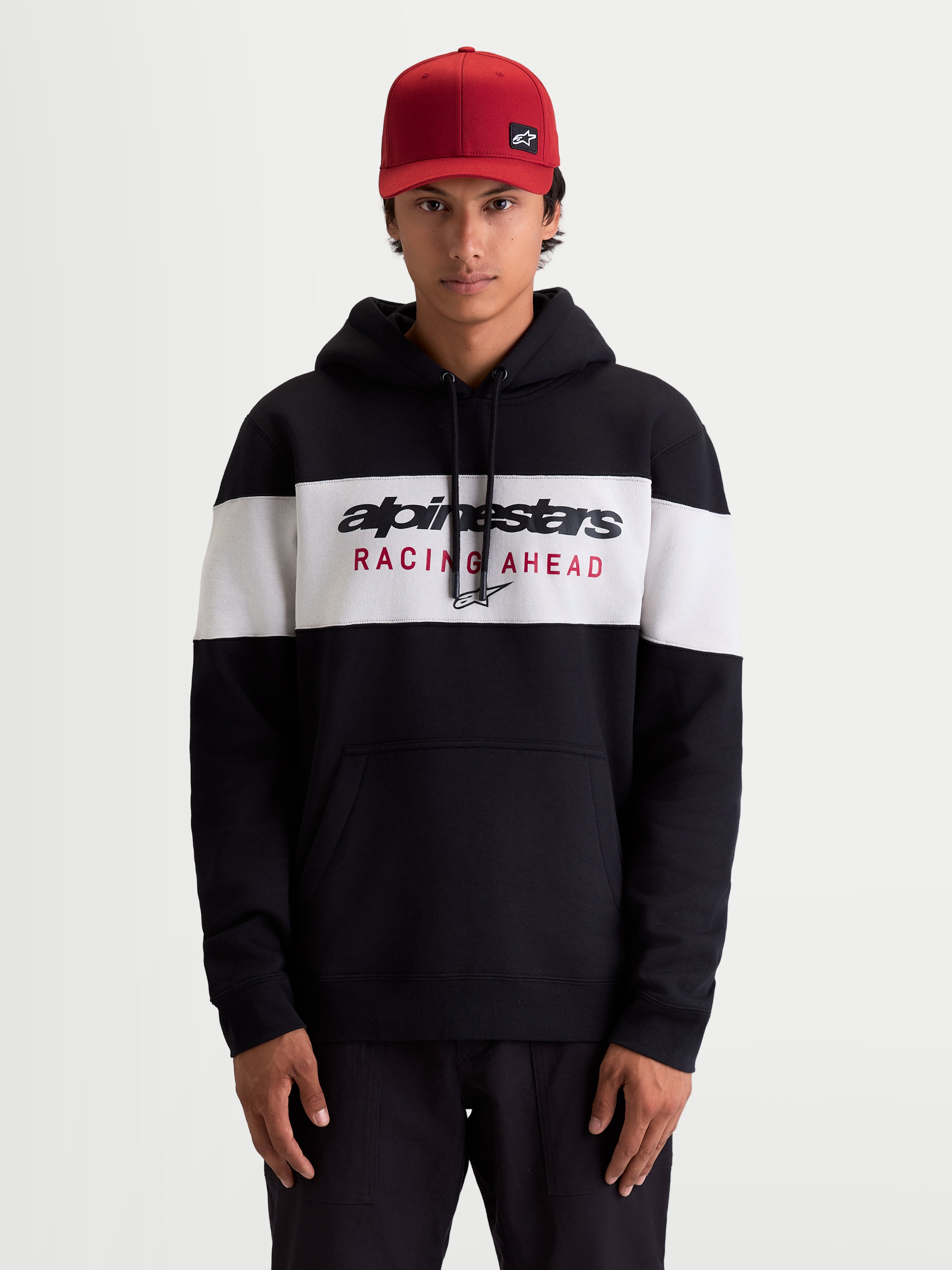 Alpinestars Cubic hoodie, heren-sportswearpullover van fleece, zwart en wit kleurgeblokt ontwerp met opvallend Alpinestars Racing Ahead logo op de borst, voorzien van een capuchon met trekkoord en kangoeroezak, casual lifestyle kleding voor naast de motor.