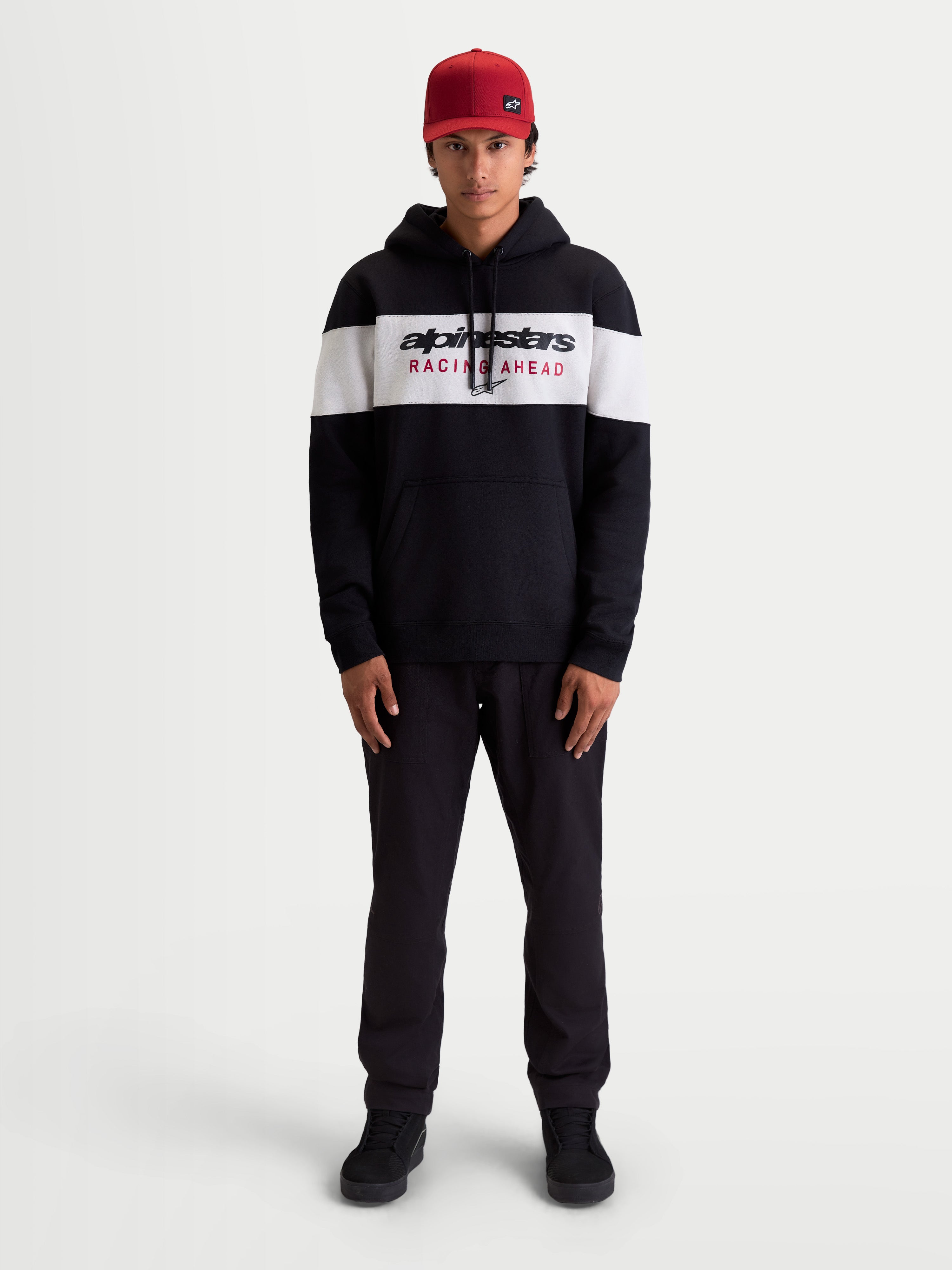 Alpinestars Cubic Hoodie, sportswear pullover fleece voor heren, zwart en wit, met een kleurgeblokte borst en opvallend Alpinestars Racing Ahead-logo, comfortabele katoenmix voor een casual stijl naast de motor.