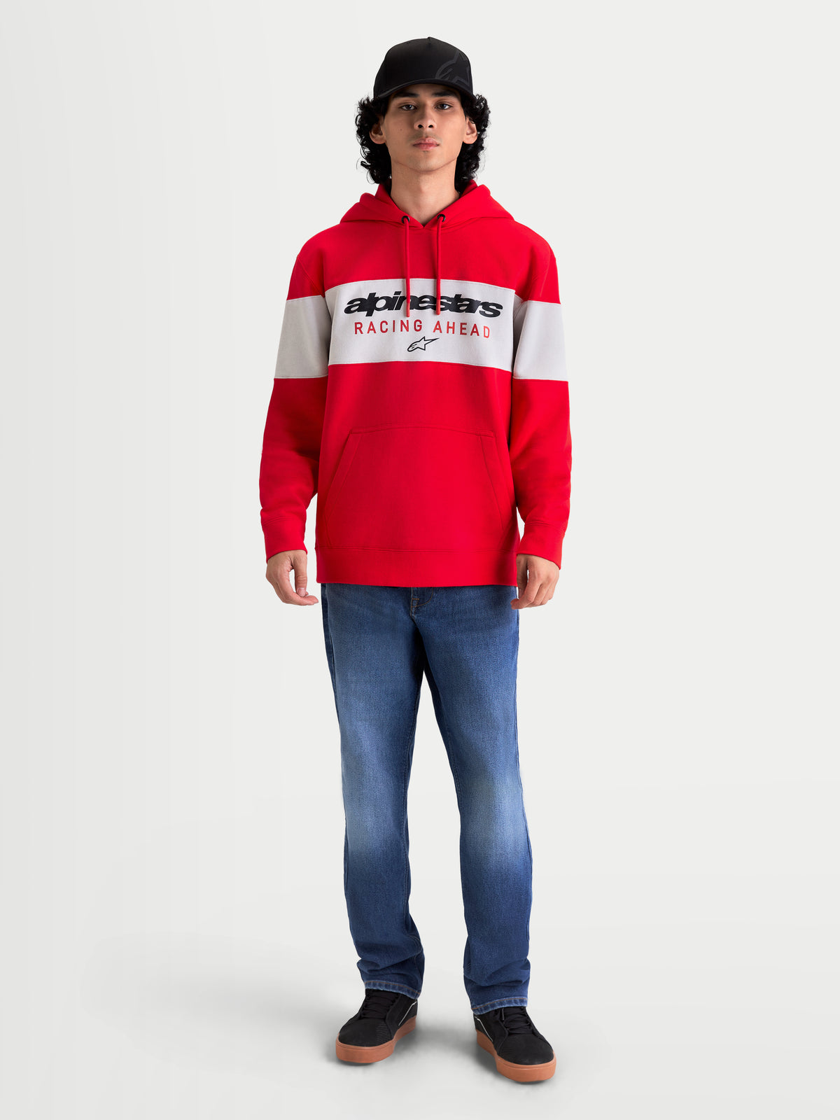 Alpinestars Cubic hoodie, sportswear fleece pullover voor heren, rood en wit, kleurgeblokt ontwerp met Alpinestars Racing Ahead logo op de borst, casual fit met capuchon en trekkoord, on-model weergave.