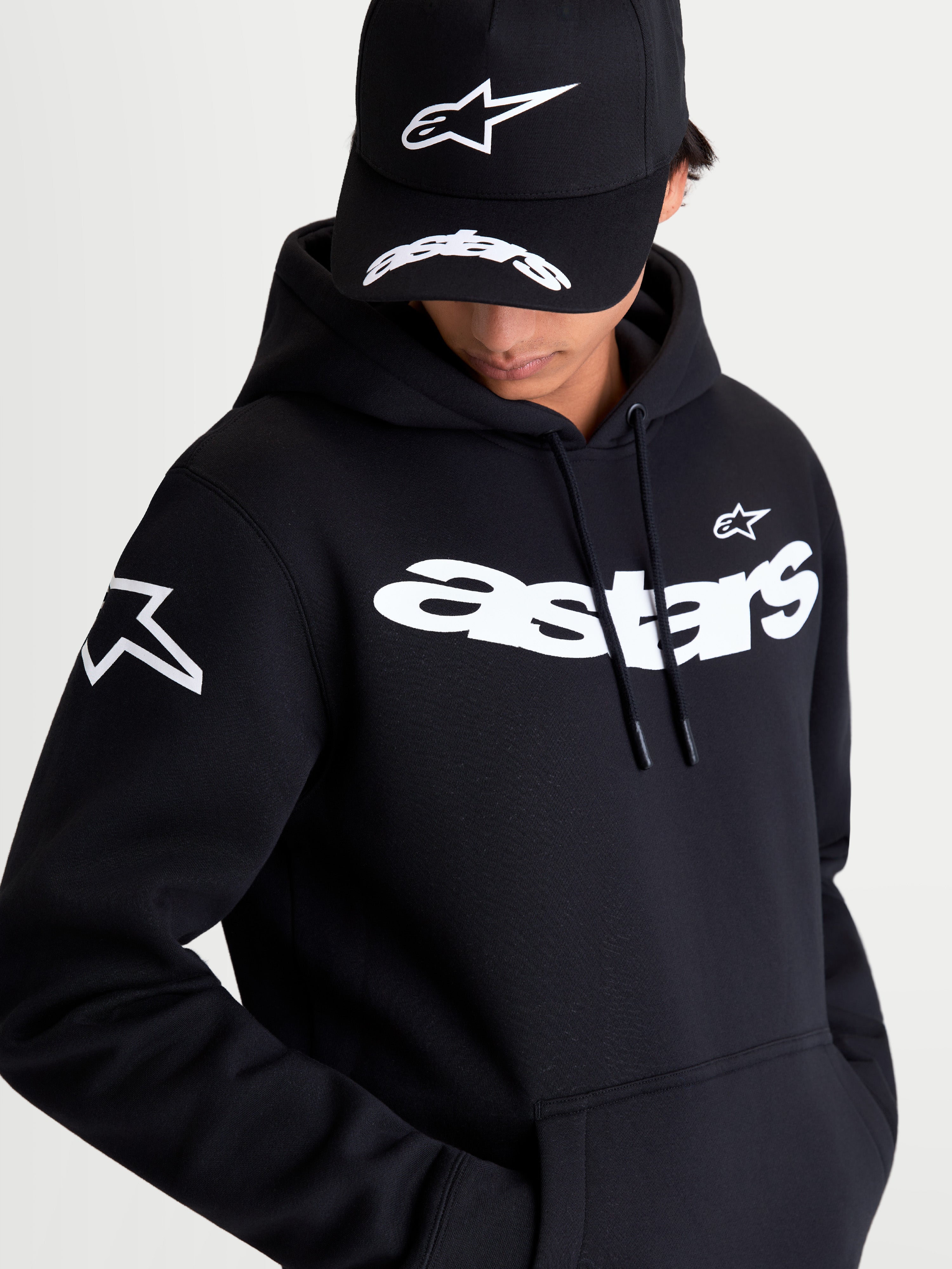 Alpinestars Velocifier hoodie, premium sportswear pullover fleece, zwart en wit, met opvallend Astars-woordmerk op de borst en logo's op de schouders, katoenmix constructie voor dagelijks casual off-bike comfort.