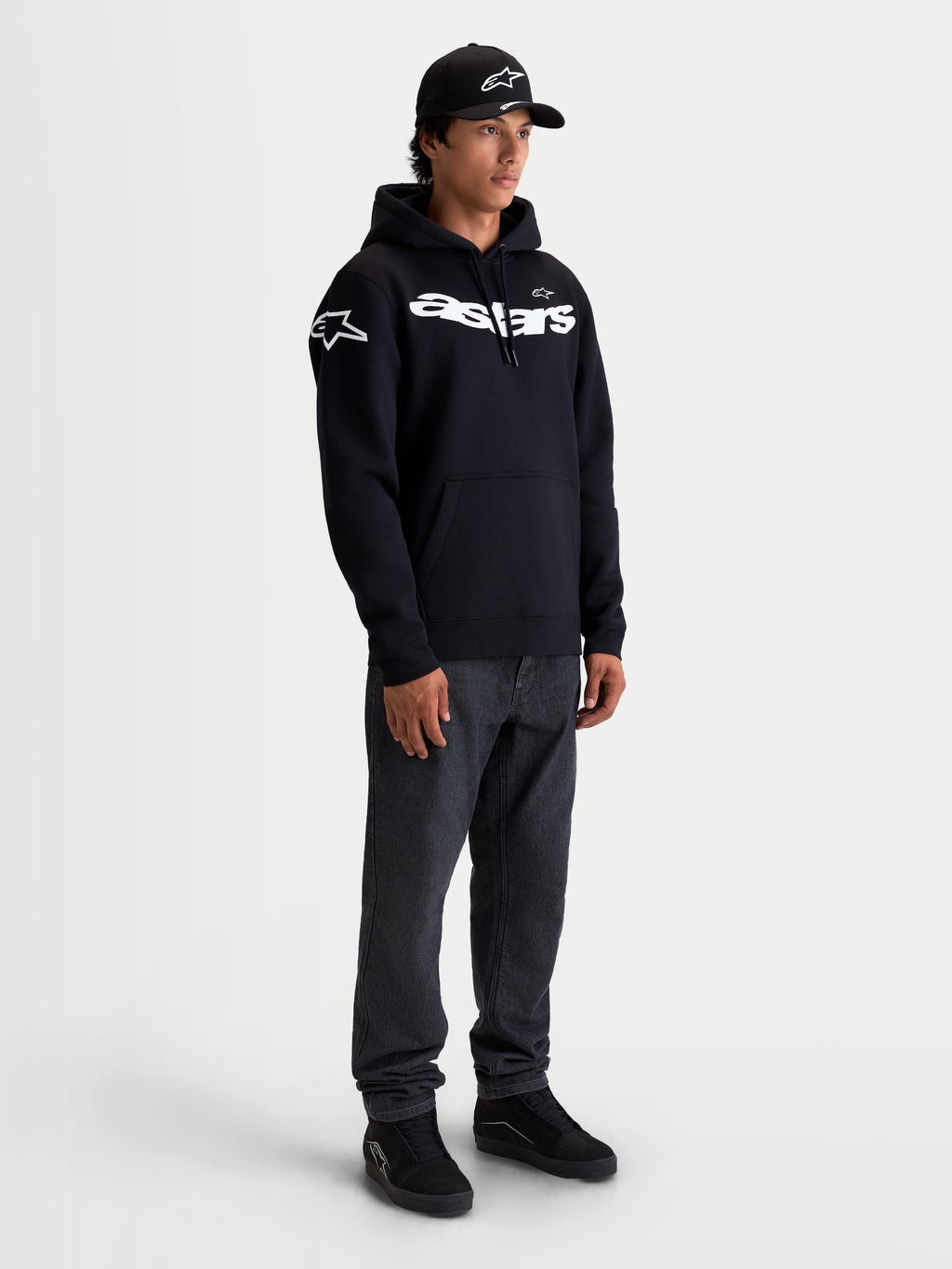 Alpinestars Velocifier hoodie, heren sportkleding pullover fleece, zwart en wit, voorzien van een gebogen Astars-woordmerk op de borst en logo's op de schouders, hoogwaardige katoenmix voor een casual off-bike motorsportstijl.