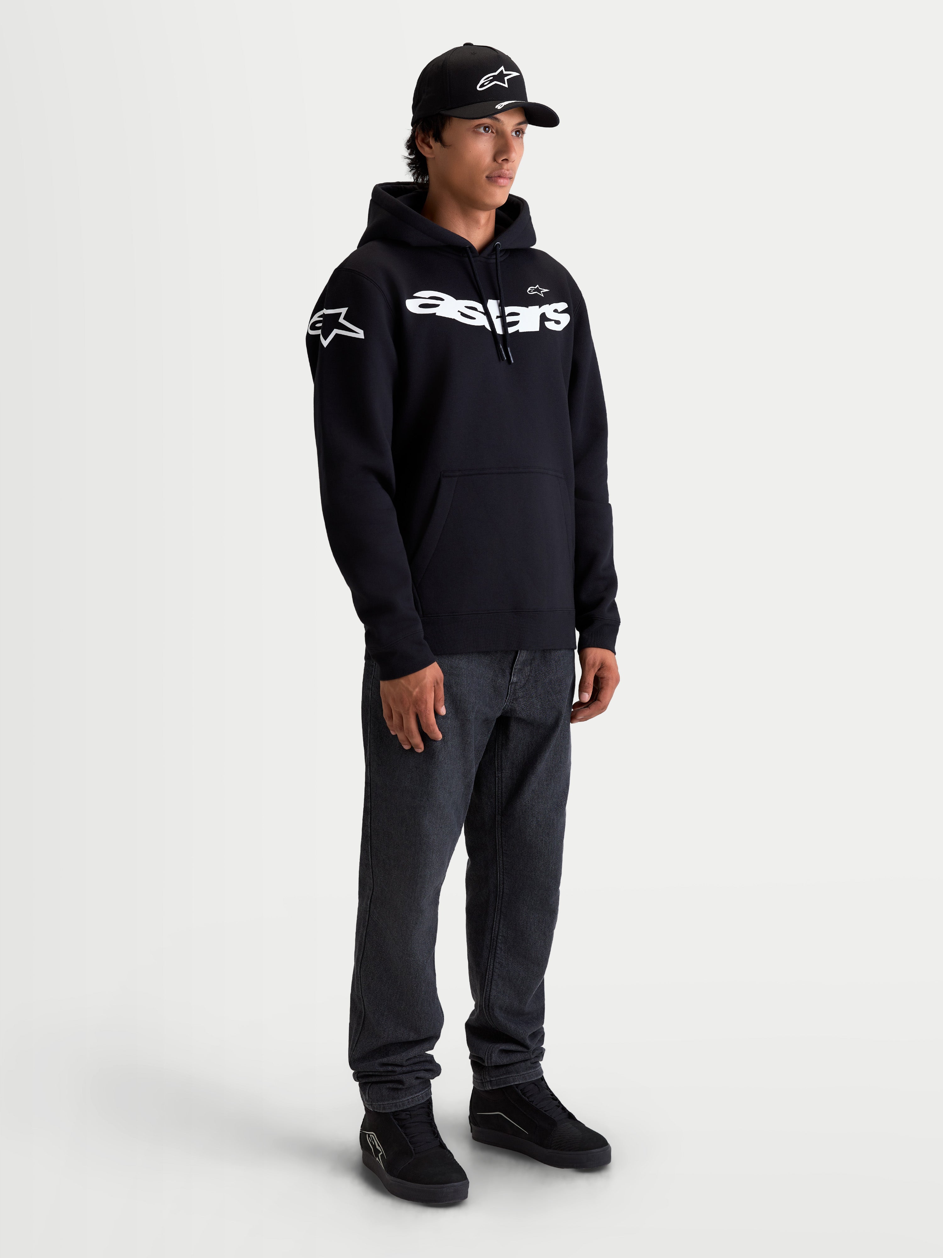 Alpinestars Velocifier hoodie, heren sportkleding pullover fleece, zwart en wit, voorzien van een gebogen Astars-woordmerk op de borst en logo's op de schouders, hoogwaardige katoenmix voor een casual off-bike motorsportstijl.