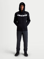 Alpinestars Velocifier hoodie, sportswear-fleecepullover voor motorsport, unisex, zwart en wit, mix van katoen en gerecycled polyester, voorzien van een opvallend Astars-woordmerk op de borst en logo's op de schouders, vooraanzicht op model voor casual vrijetijdskleding.