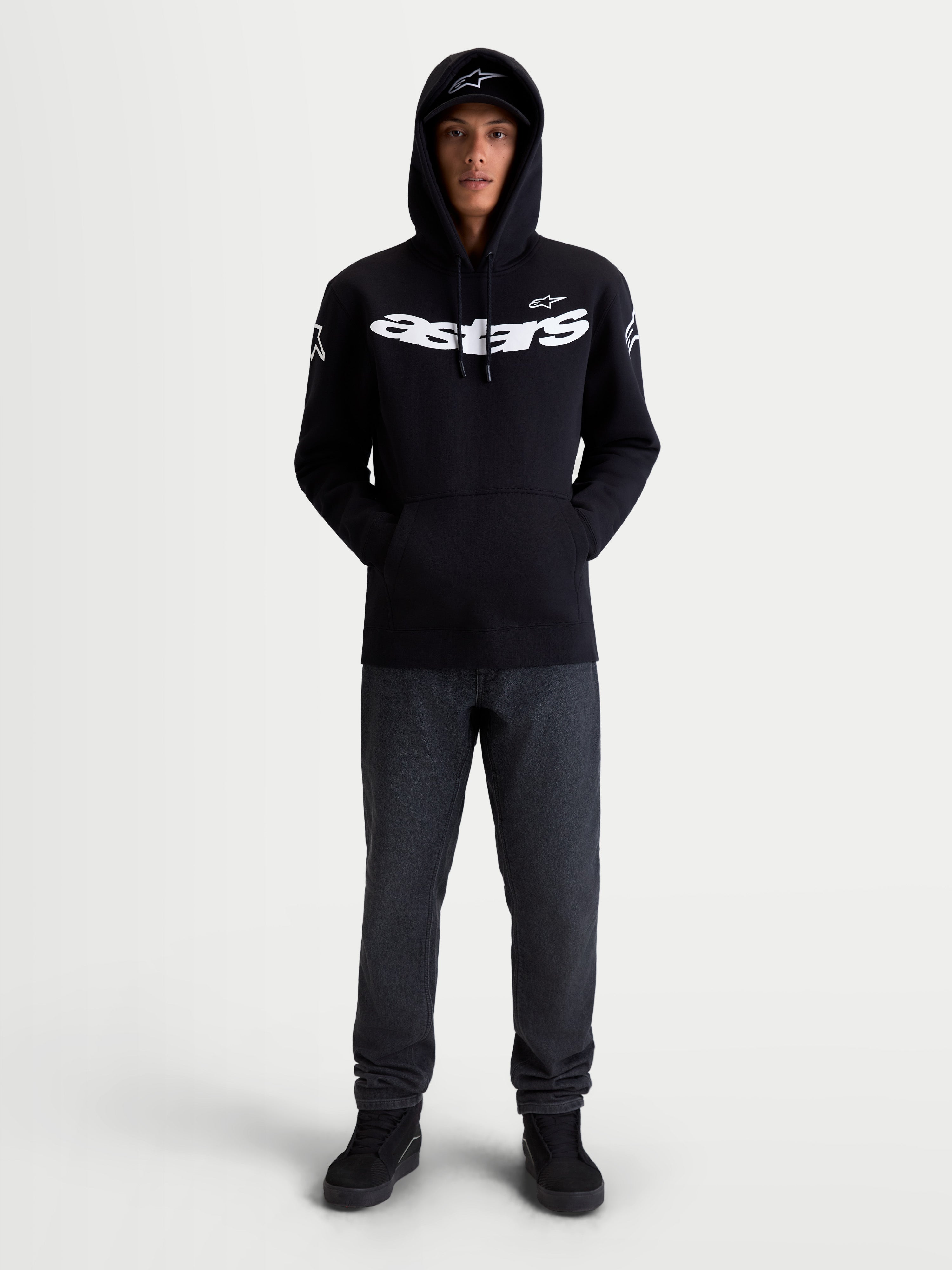 Alpinestars Velocifier hoodie, sportswear-fleecepullover voor motorsport, unisex, zwart en wit, mix van katoen en gerecycled polyester, voorzien van een opvallend Astars-woordmerk op de borst en logo's op de schouders, vooraanzicht op model voor casual vrijetijdskleding.