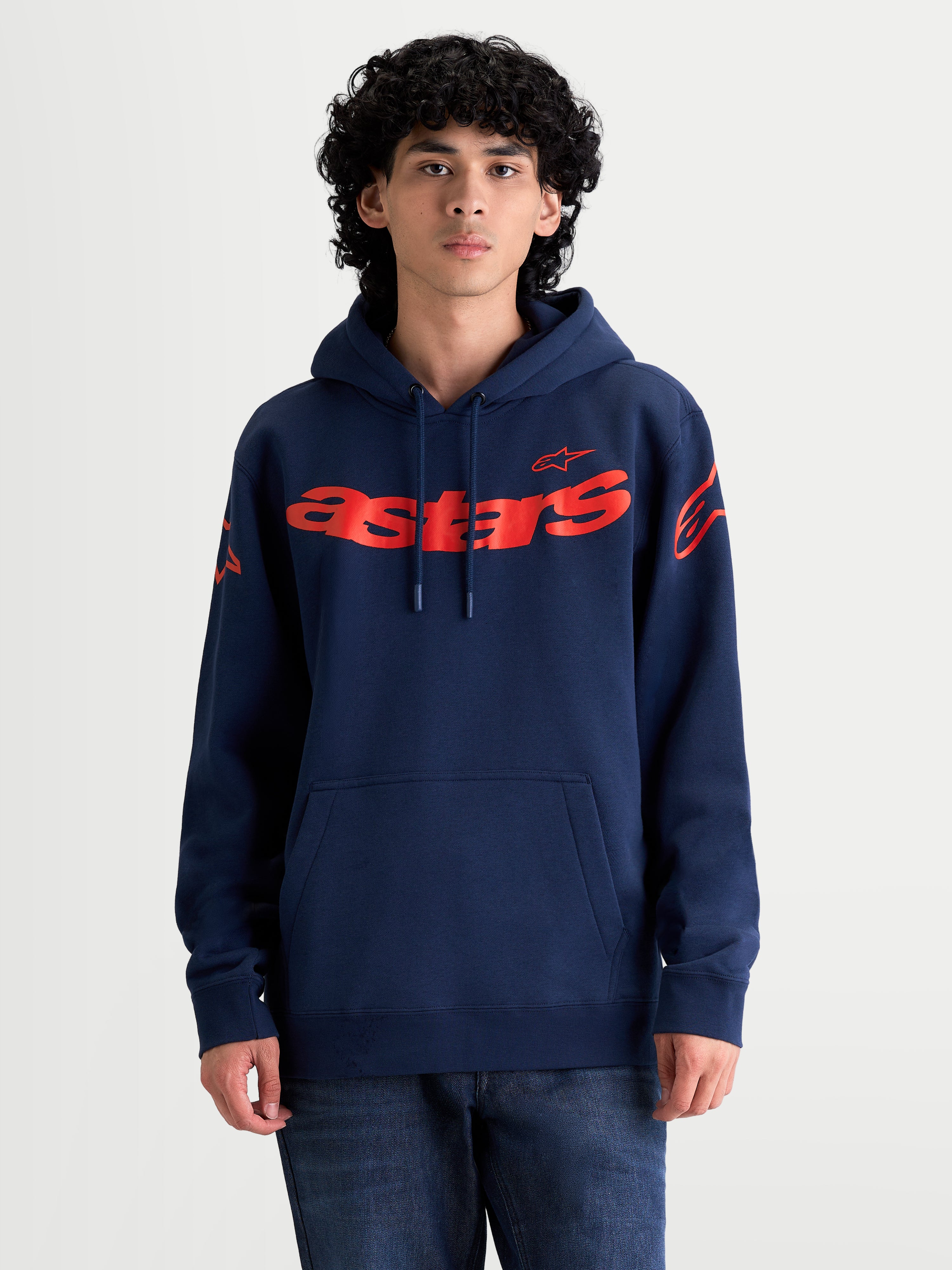 Alpinestars Velocifier hoodie, casual sportswear pullover voor heren en dames, blauw en rood, met groot Astars-woordmerk op de borst en logo's op de schouders, katoenmix fleece constructie met kangoeroezak en capuchon.