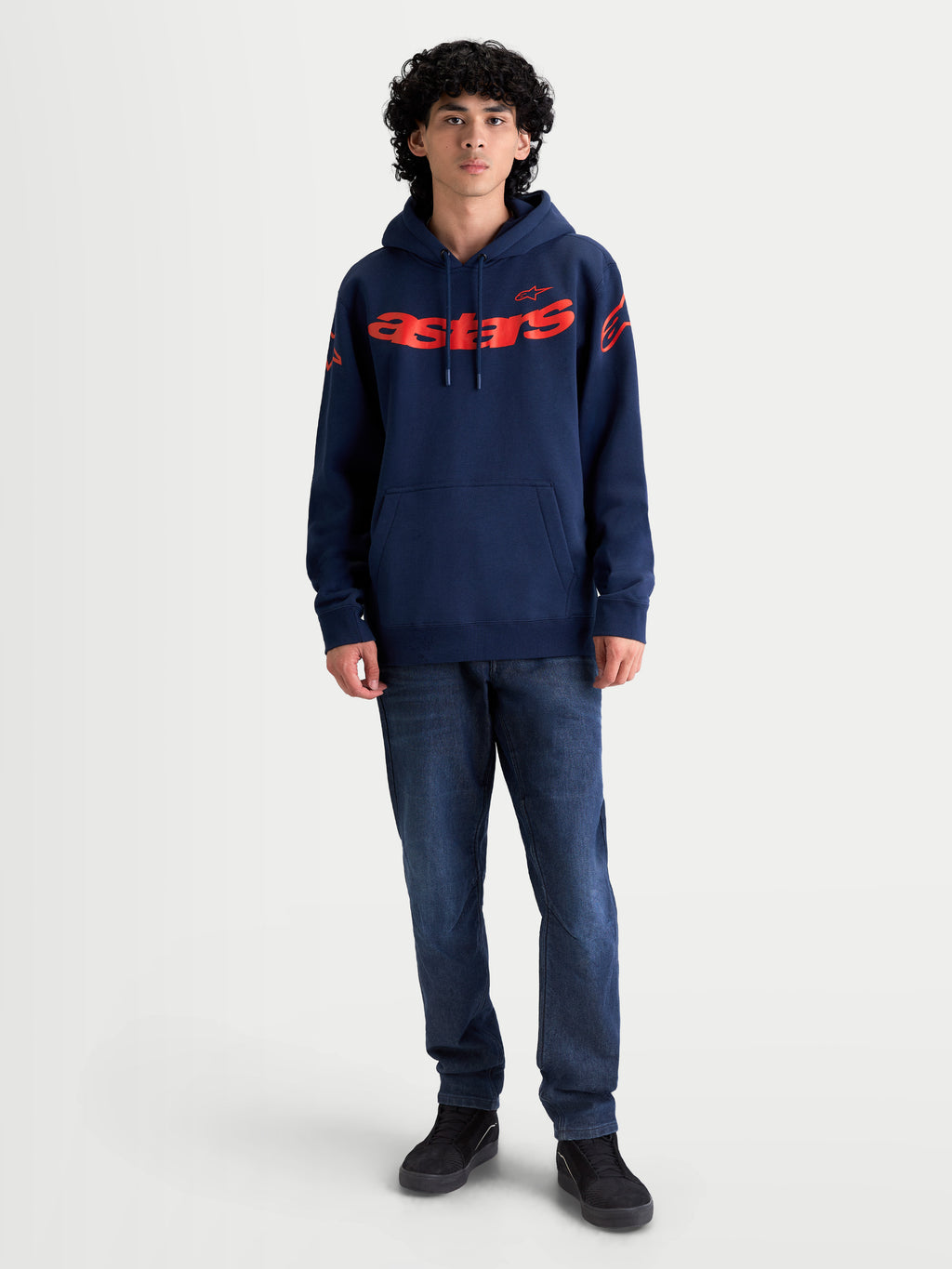 Alpinestars Velocifier Hoodie, heren-sportswear pullover van fleece in marineblauw en rood, voorzien van opvallende Astars-branding op de borst en schouders, een verstelbare capuchon en een kangoeroezak aan de voorzijde, ideaal voor casual gebruik.