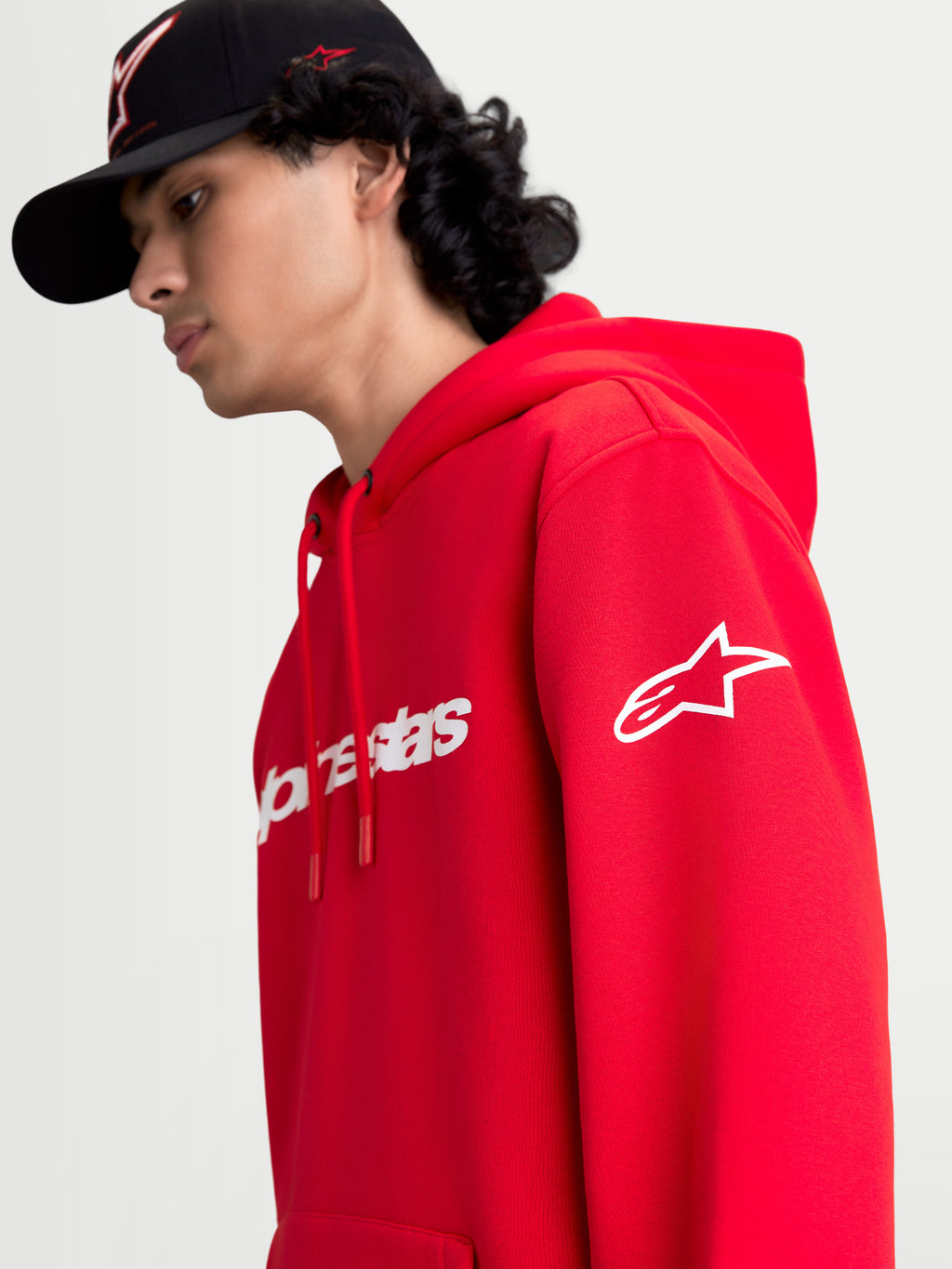 Alpinestars Race Wordmark hoodie, rood en wit sportswear pullover fleece, modelweergave met wit Alpinestars Ageless-mouwlogo en Race Linear-branding op de voorzijde, casual motorsport-geïnspireerd ontwerp.