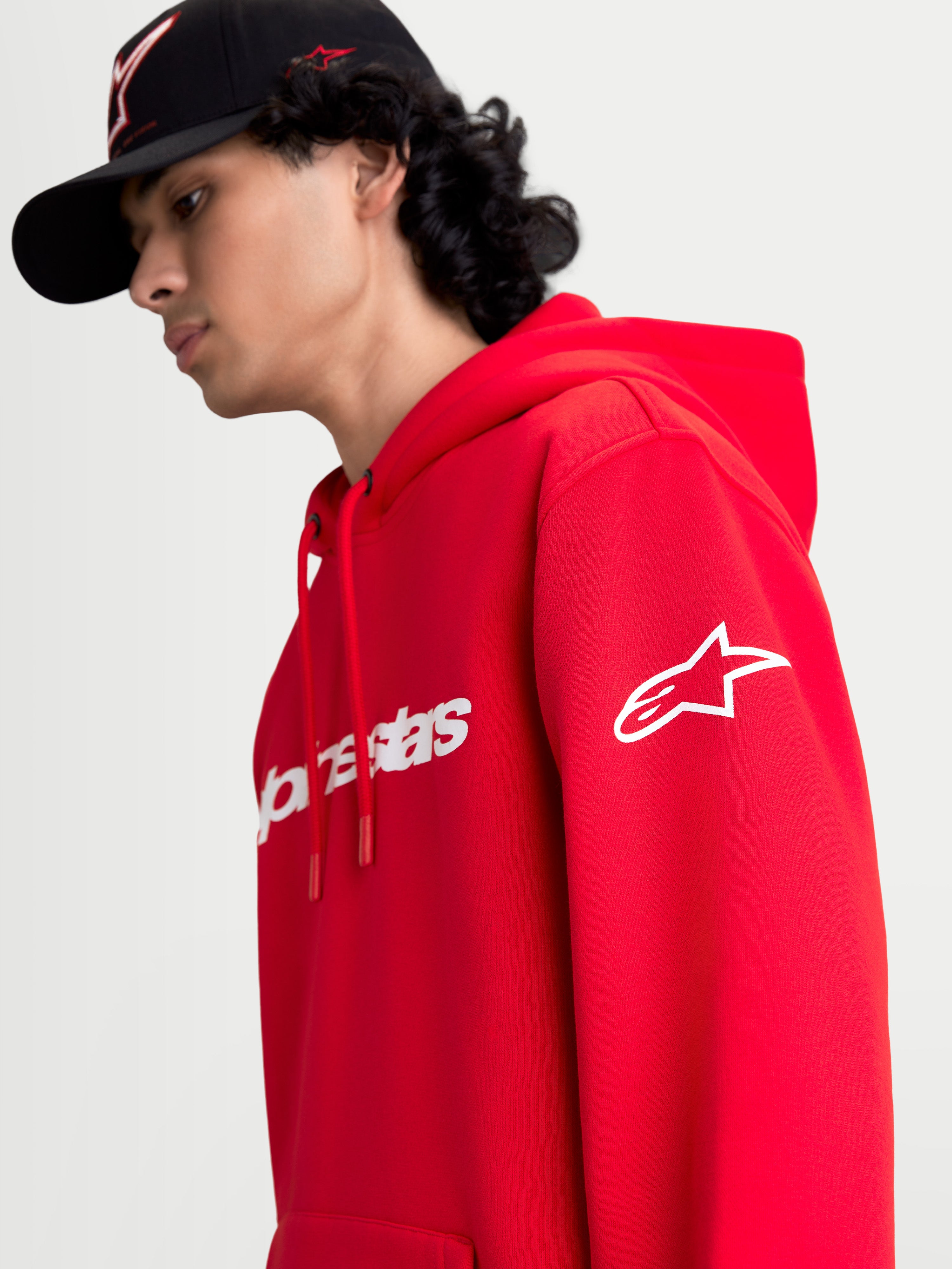 Alpinestars Race Wordmark hoodie, rood en wit sportswear pullover fleece, modelweergave met wit Alpinestars Ageless-mouwlogo en Race Linear-branding op de voorzijde, casual motorsport-geïnspireerd ontwerp.