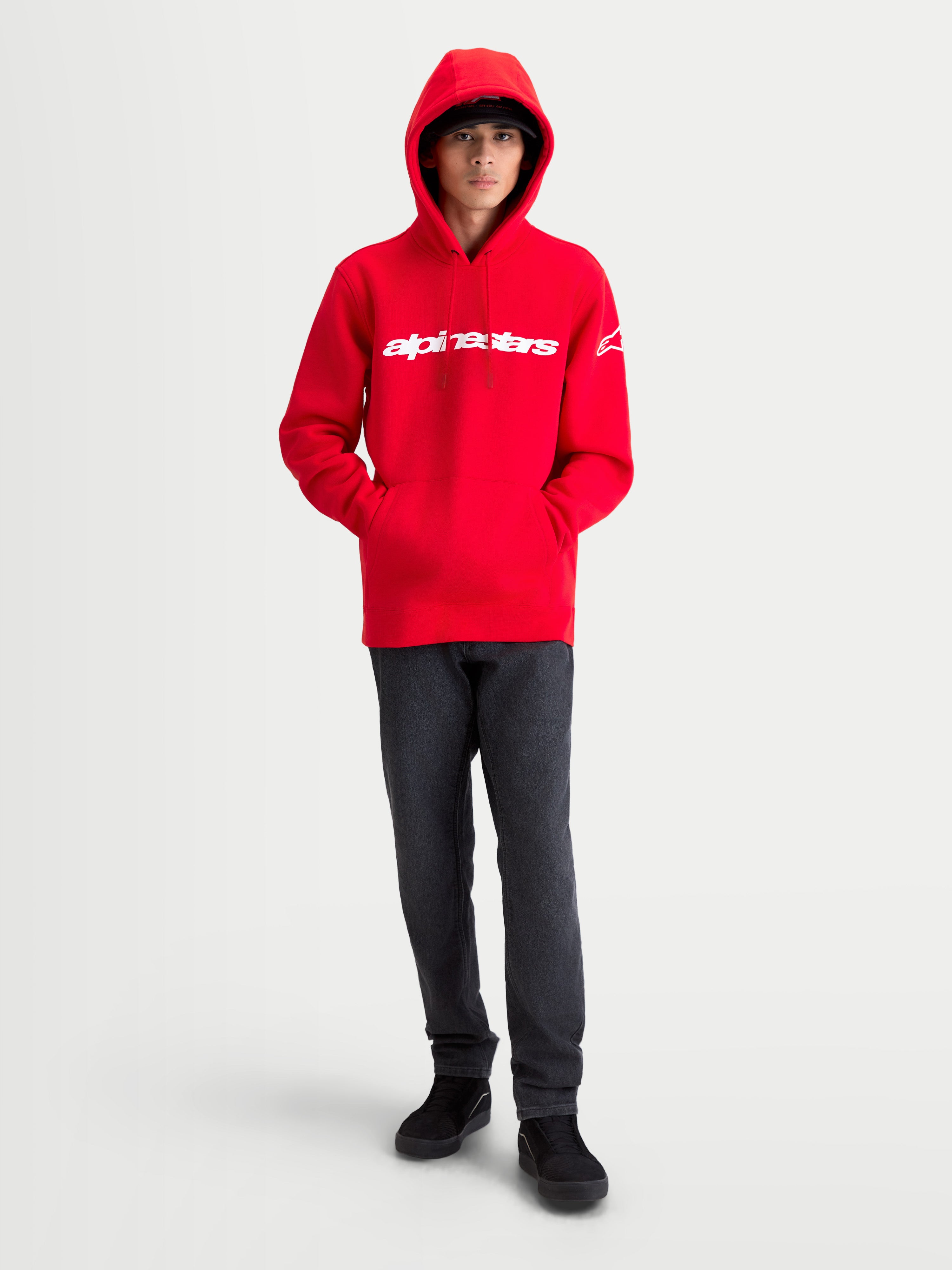 Alpinestars Race Wordmark Hoodie, herenhoodie van fleece, rood en wit, met wit Alpinestars-woordlogo op de borst en Ageless-logo op de mouw, gevoerde capuchon met trekkoord, casual motorsportkleding.