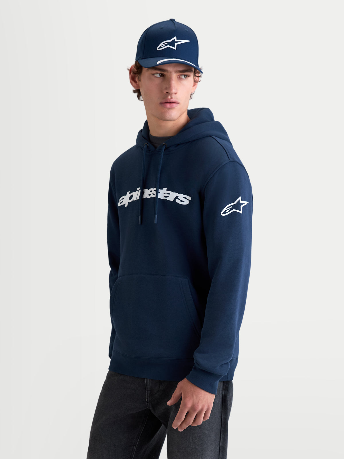 Alpinestars Race Wordmark Hoodie, heren sportswear pullover fleece, donkerblauw en wit, voorzien van een groot wit woordmerk op de borst en het Ageless-logo op de mouw, 80% katoen en 20% gerecycled polyester, casual lifestyle kleding.