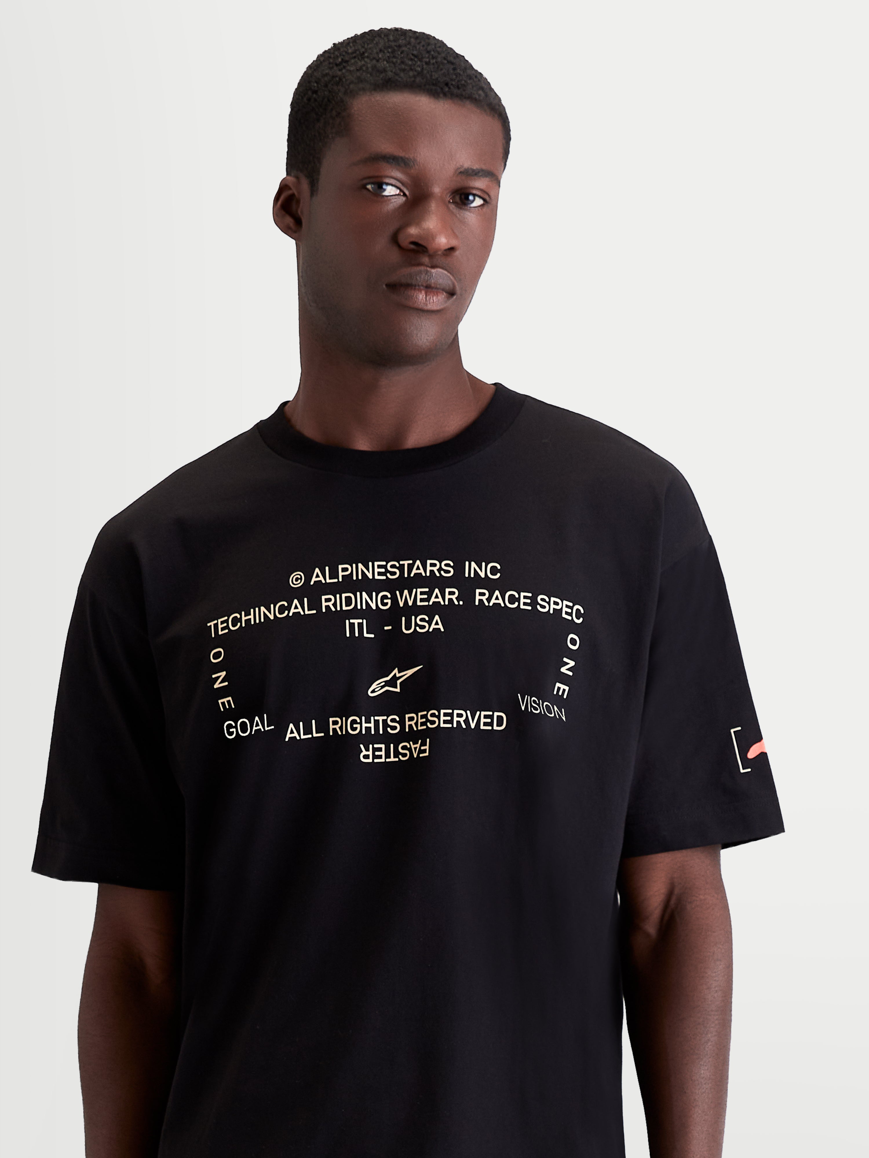 Alpinestars Infinity Oversized CSF t-shirt, heren-t-shirt met korte mouwen, zwart met witte grafische print 'One Goal. One Vision.' en oranje mouwlogo, oversized pasvorm, casual sportswear.
