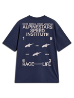 Alpinestars Institute Oversized SS CSF Tee, oversized donkerblauw t-shirt met korte mouwen, witte racegraphics op de rug met de tekst One Goal One Vision en Race Life, motorsportgeïnspireerd.