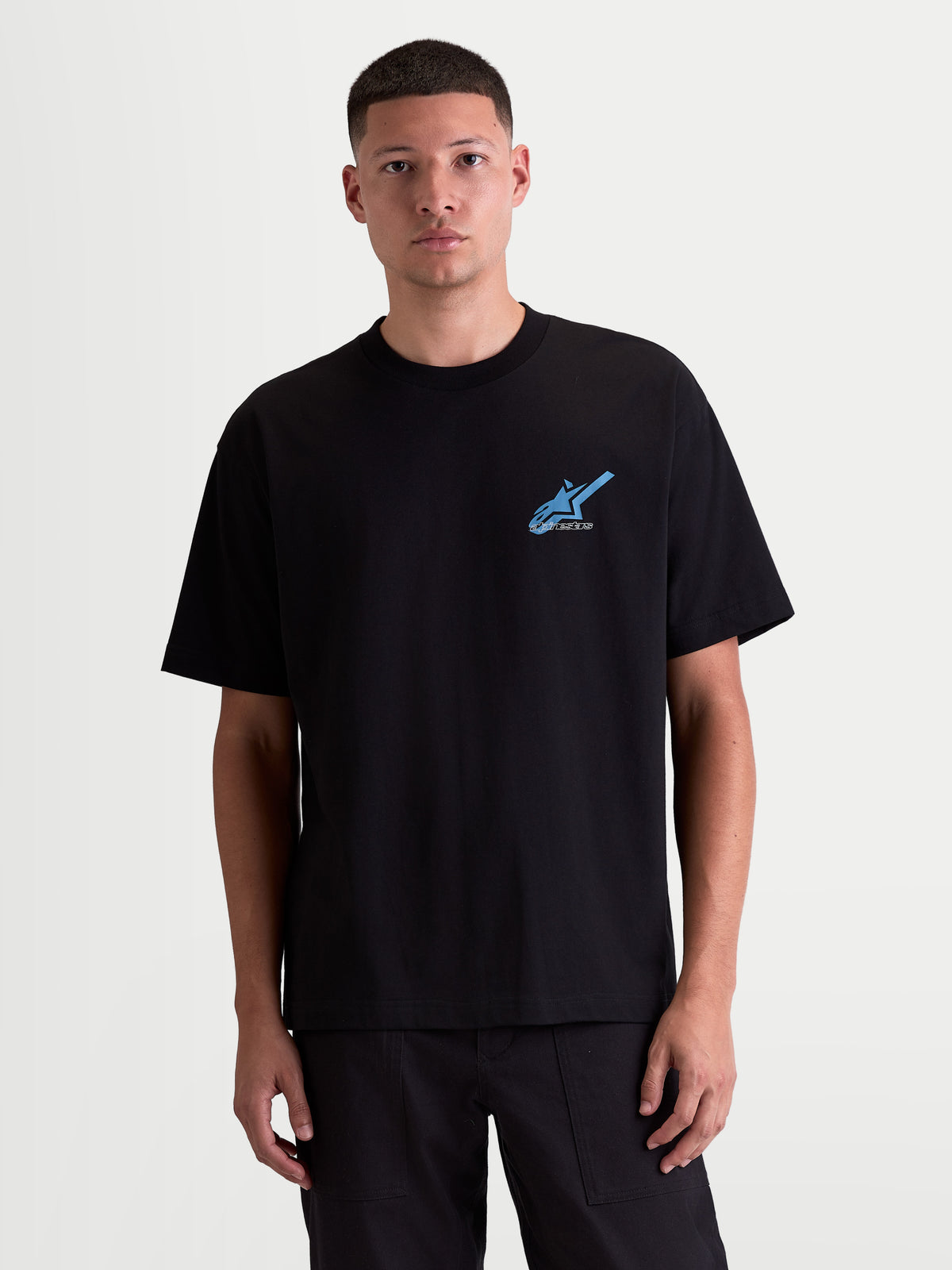 Alpinestars Ghost Oversized CSF t-shirt, heren-t-shirt met korte mouwen, zwart met blauw Astars-logo op de borst, relaxte oversized pasvorm, katoen-polyestermix, casual lifestyle sportswear.