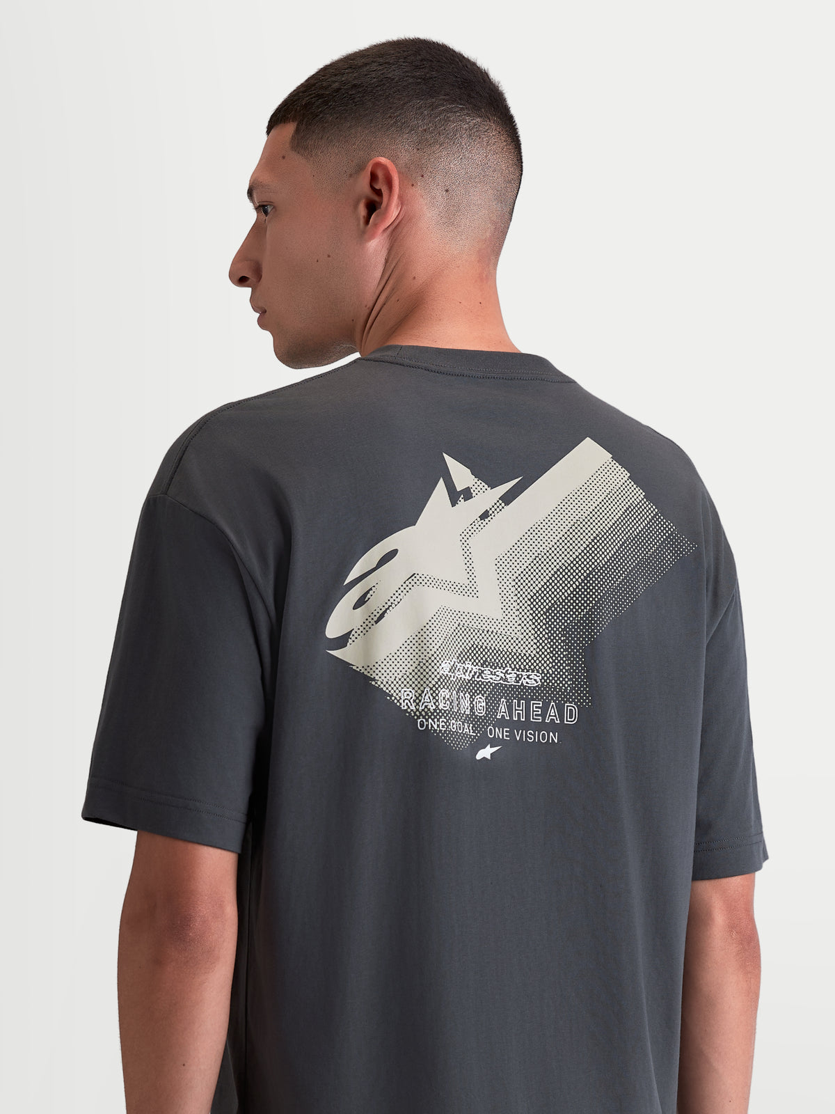 Alpinestars Ghost Oversized CSF T-shirt, sportswear t-shirt met korte mouwen, unisex, grijs, katoen-polyestermix, achteraanzicht met grote witte Astars-logo fade-graphic en 'Racing Ahead' tekst, oversized relaxte pasvorm.