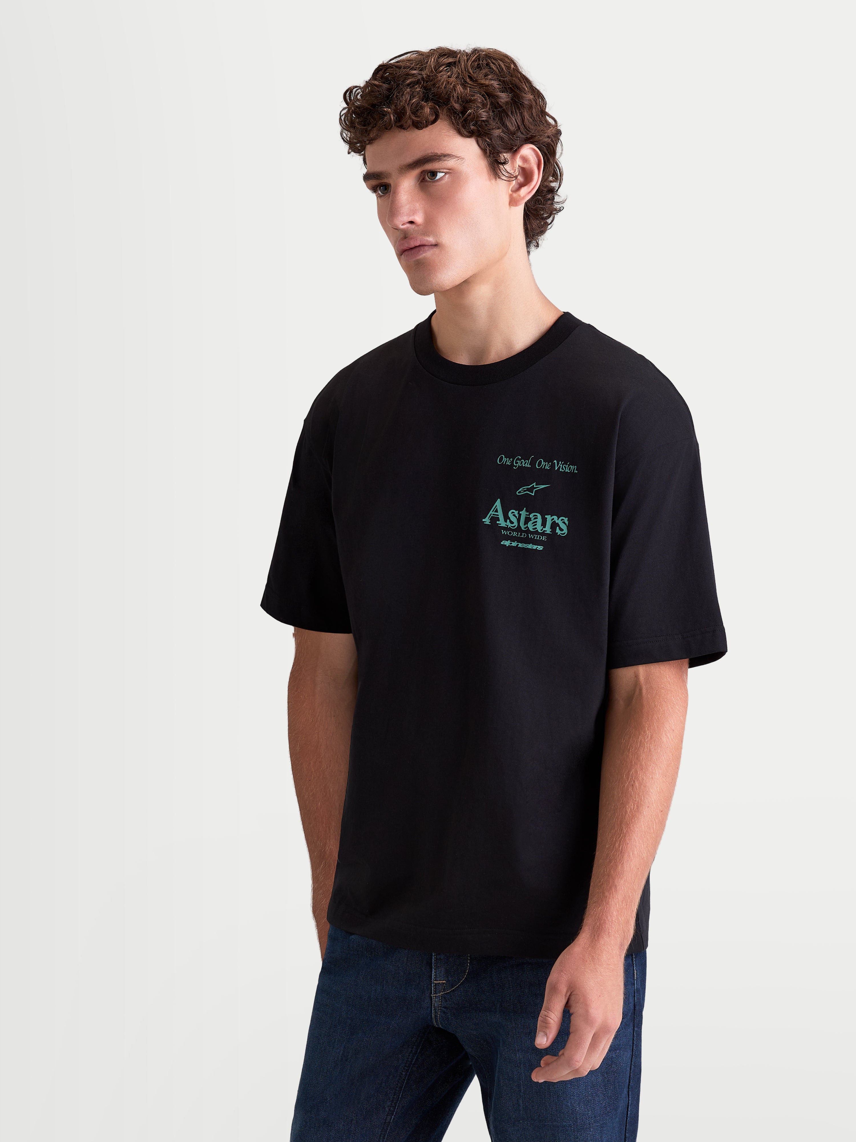 Alpinestars Post Oversized CSF T-shirt, heren-t-shirt met korte mouwen, zwart met blauwgroene borstgraphics, oversized pasvorm, zachte katoenmix met Astars-woordlogo en One Goal One Vision-tekst.