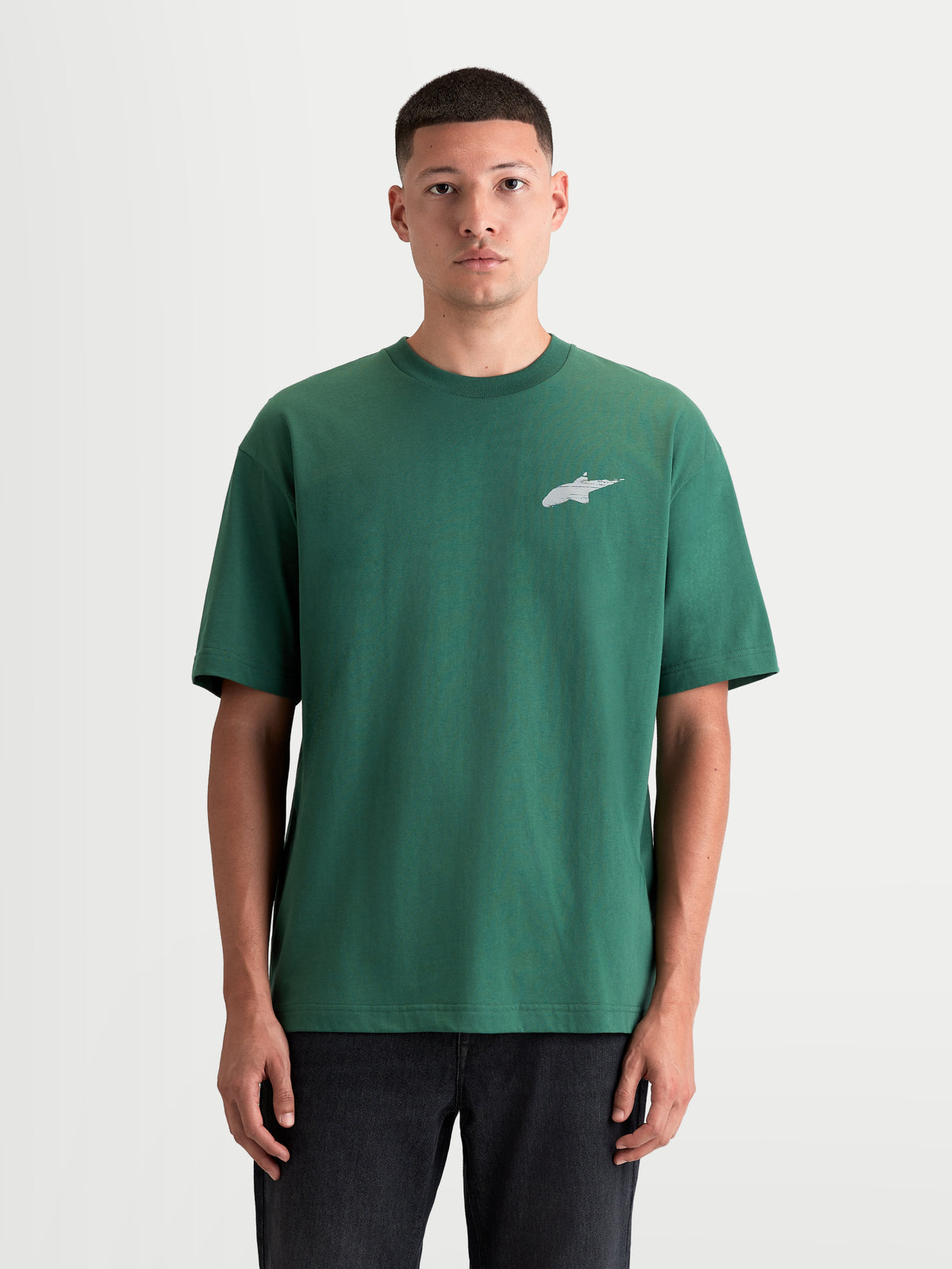 Alpinestars Checkback Oversized CSF t-shirt, herensportswear met korte mouwen, groen en wit, oversized pasvorm met Astars-logo op de borst, motorsport-geïnspireerde katoen-polyestermix top, vooraanzicht op model.