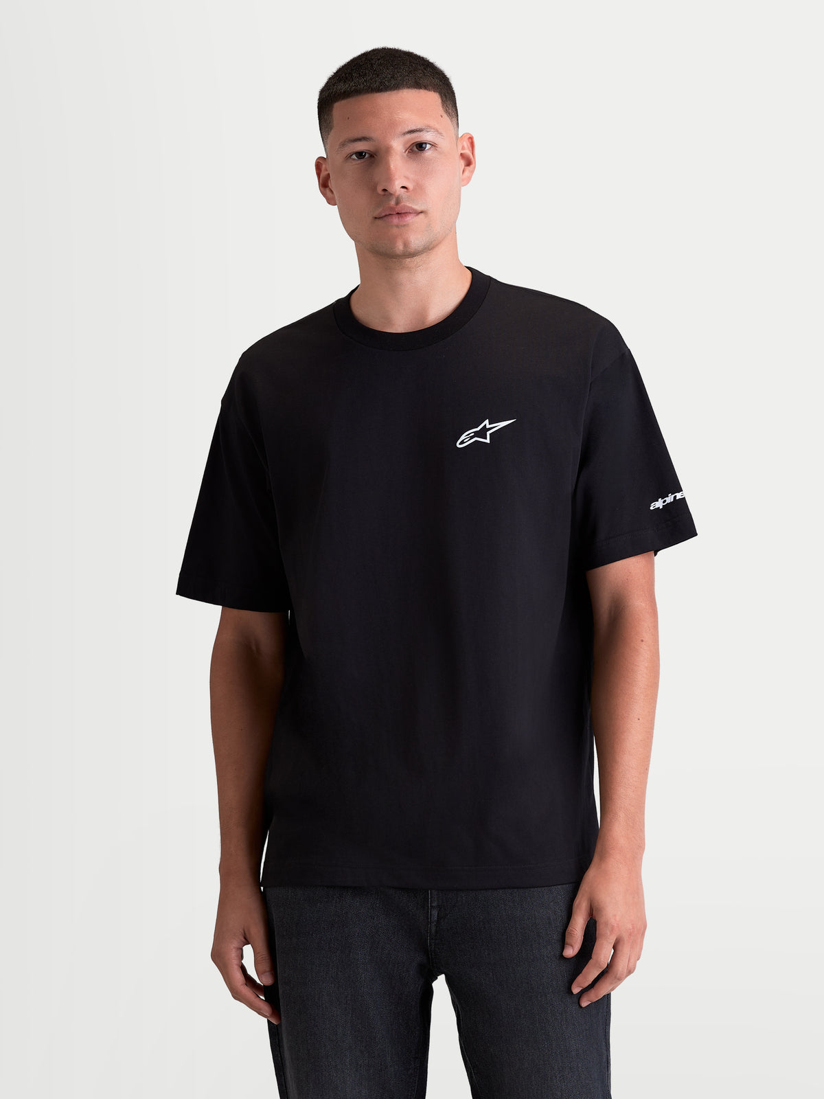 Alpinestars Mandate Oversized CSF t-shirt, heren-sportswear t-shirt met korte mouwen, zwart met wit puff-print Astars-logo op de borst, ontspannen oversized pasvorm, 60/40 katoen-polyester constructie voor dagelijks comfort.