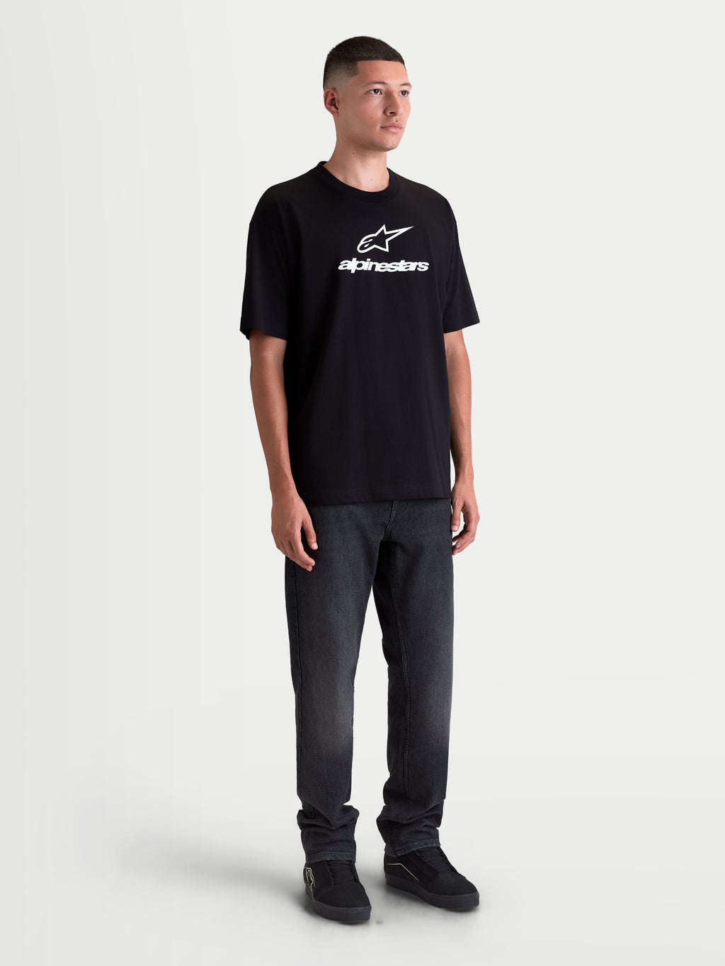 Alpinestars Prelude Oversized CSF T-Shirt, heren t-shirt met korte mouwen, zwart met een wit Astars-logo op de borst, relaxed oversized fit, casual sportswear.
