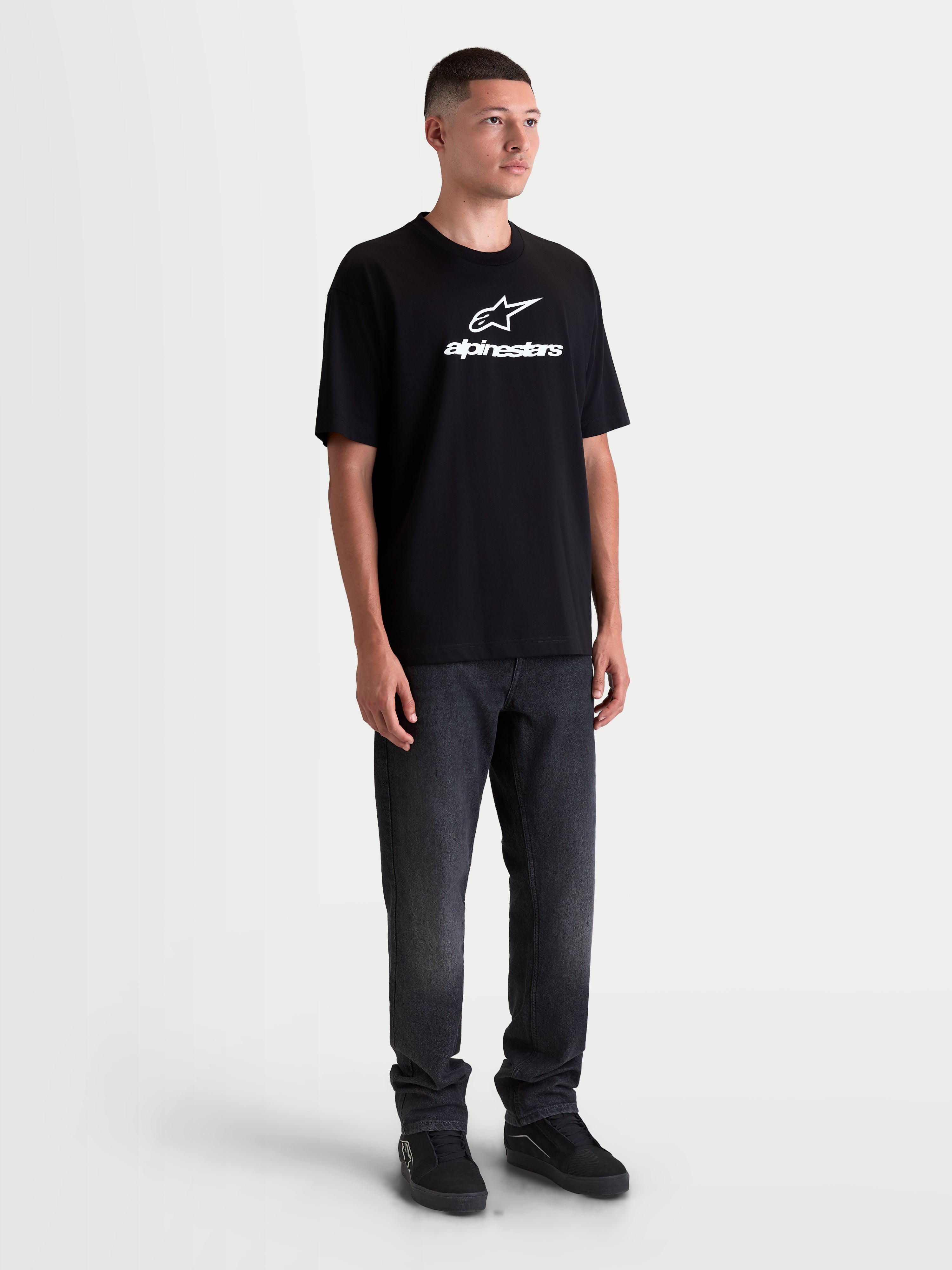 Alpinestars Prelude Oversized CSF T-Shirt, heren t-shirt met korte mouwen, zwart met een wit Astars-logo op de borst, relaxed oversized fit, casual sportswear.