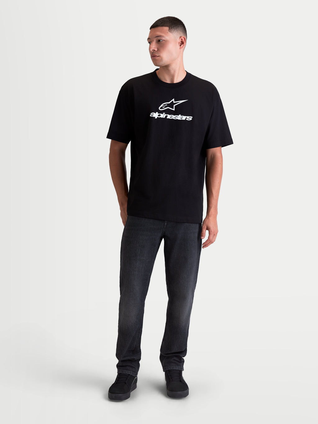 Alpinestars Prelude Oversized CSF T-shirt, korte mouwen sportswear, zwart met wit logo op de borst, relaxed fit katoen-polyester constructie, vooraanzicht op model