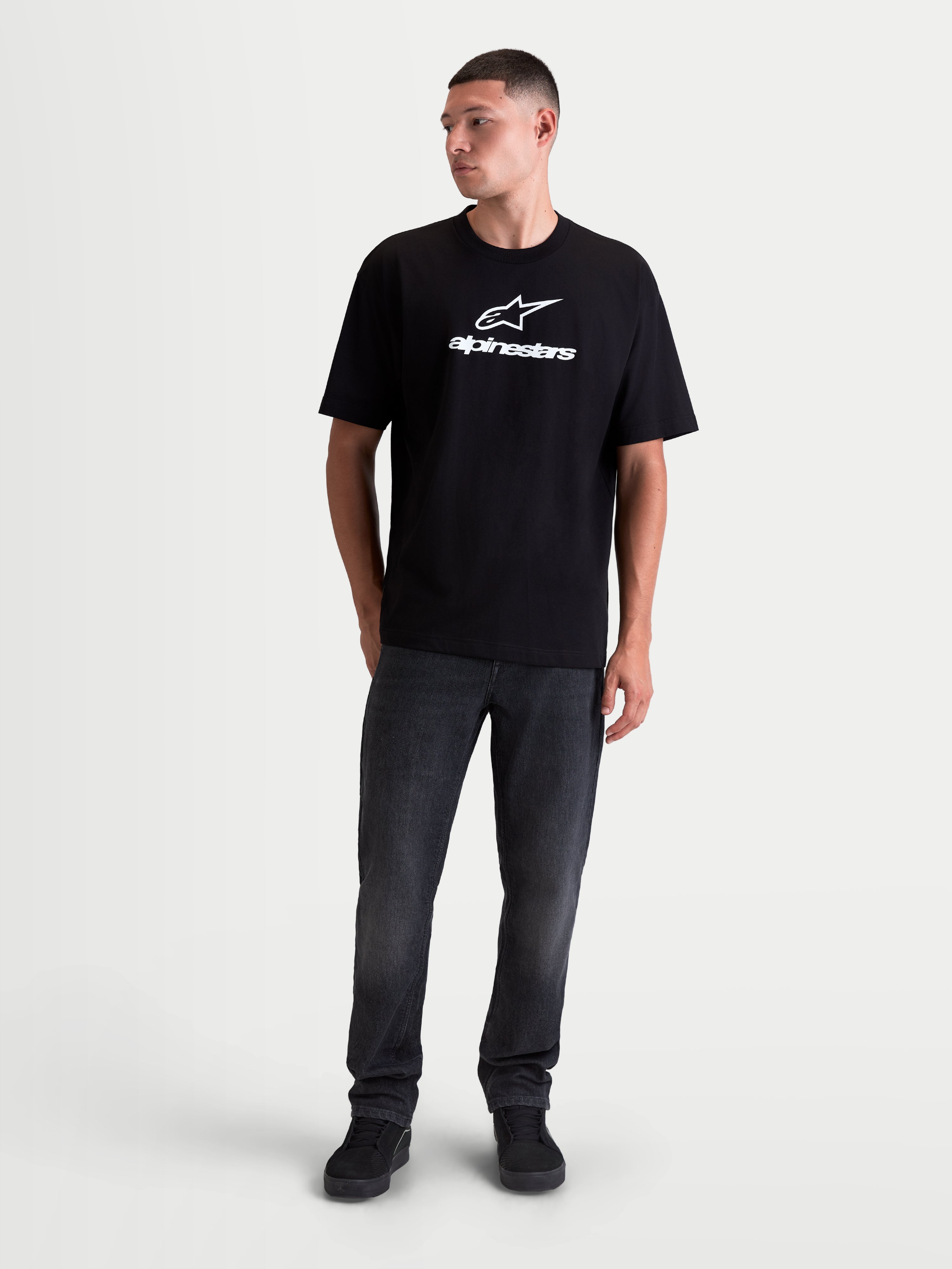 Alpinestars Prelude Oversized CSF T-shirt, korte mouwen sportswear, zwart met wit logo op de borst, relaxed fit katoen-polyester constructie, vooraanzicht op model