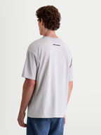 Alpinestars Prelude Oversized CSF t-shirt, sportswear t-shirt met korte mouwen, grijs cement met zwart Alpinestars-logo op de rug, relaxed fit, katoen-polyestermix, achteraanzicht op model