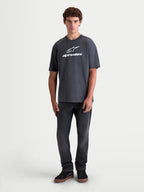 Alpinestars Prelude Oversized CSF t-shirt, heren-t-shirt met korte mouwen, grijs met wit Alpinestars-logo op de borst, oversized pasvorm, katoen-polyestermix, sportswear, vooraanzicht op model.