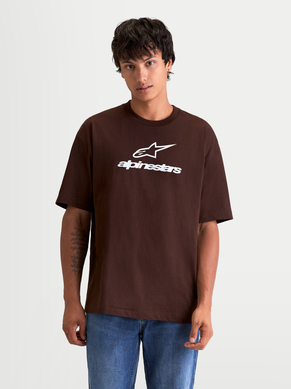 Alpinestars Prelude Oversized CSF t-shirt op model, bruin met wit geprint Astars-logo op de borst, oversized pasvorm, t-shirt met korte mouwen, casual sportswear gemaakt van een katoen- en polyestermix.