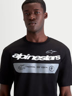 Alpinestars Singular CSF T-shirt met korte mouwen, zwart en wit, casual sportswear, katoenmix, close-up op model met Alpinestars woordgrafiek en ONE GOAL. ONE VISION. merkmanifesto.