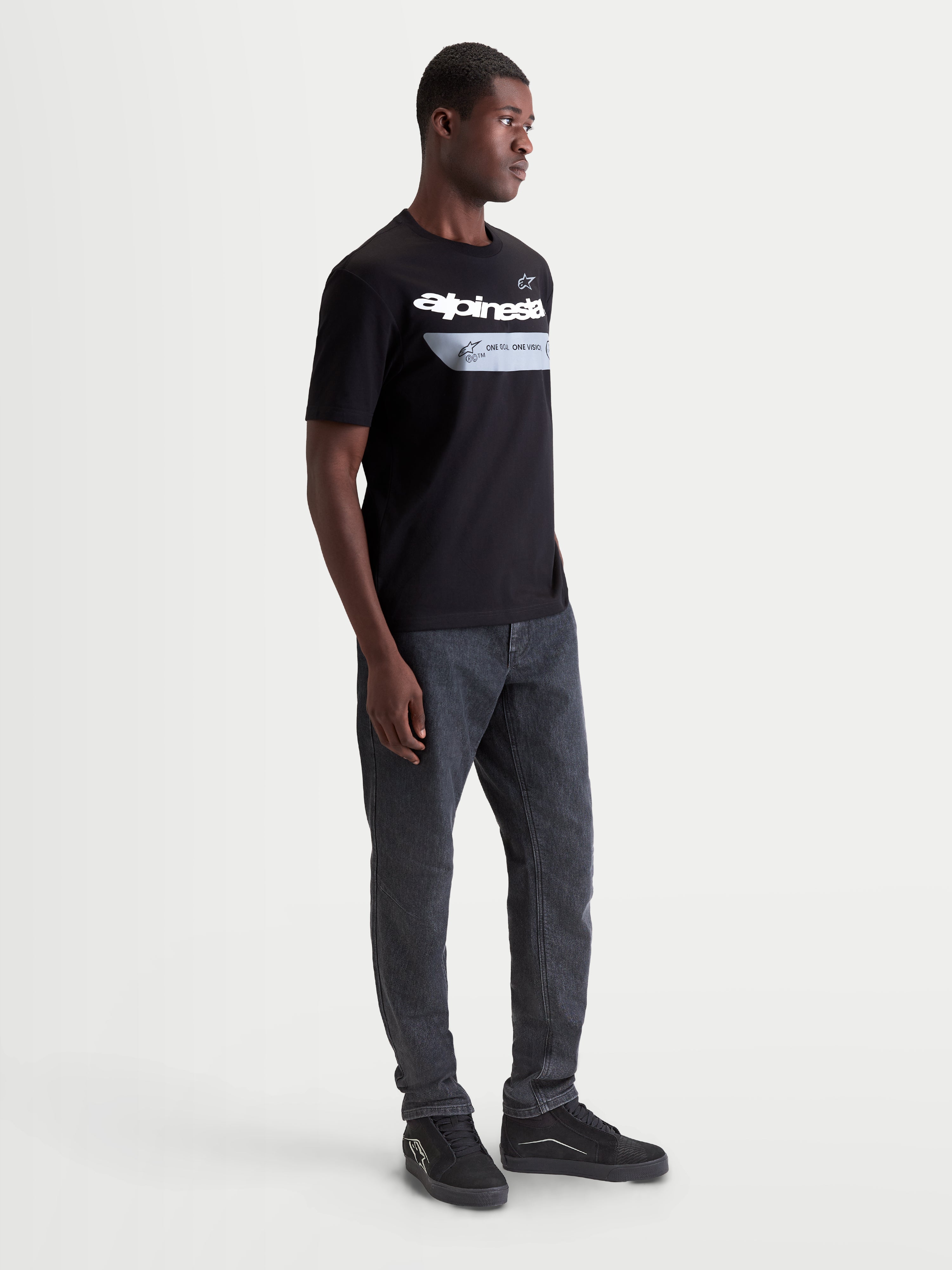 Alpinestars Singular CSF T-shirt, heren sportswear-t-shirt met korte mouwen, zwart, voorzien van een witte gebogen Astars-woordgrafiek en 'One Goal One Vision' print, premium katoenmix voor casual comfort en motorsportstijl.