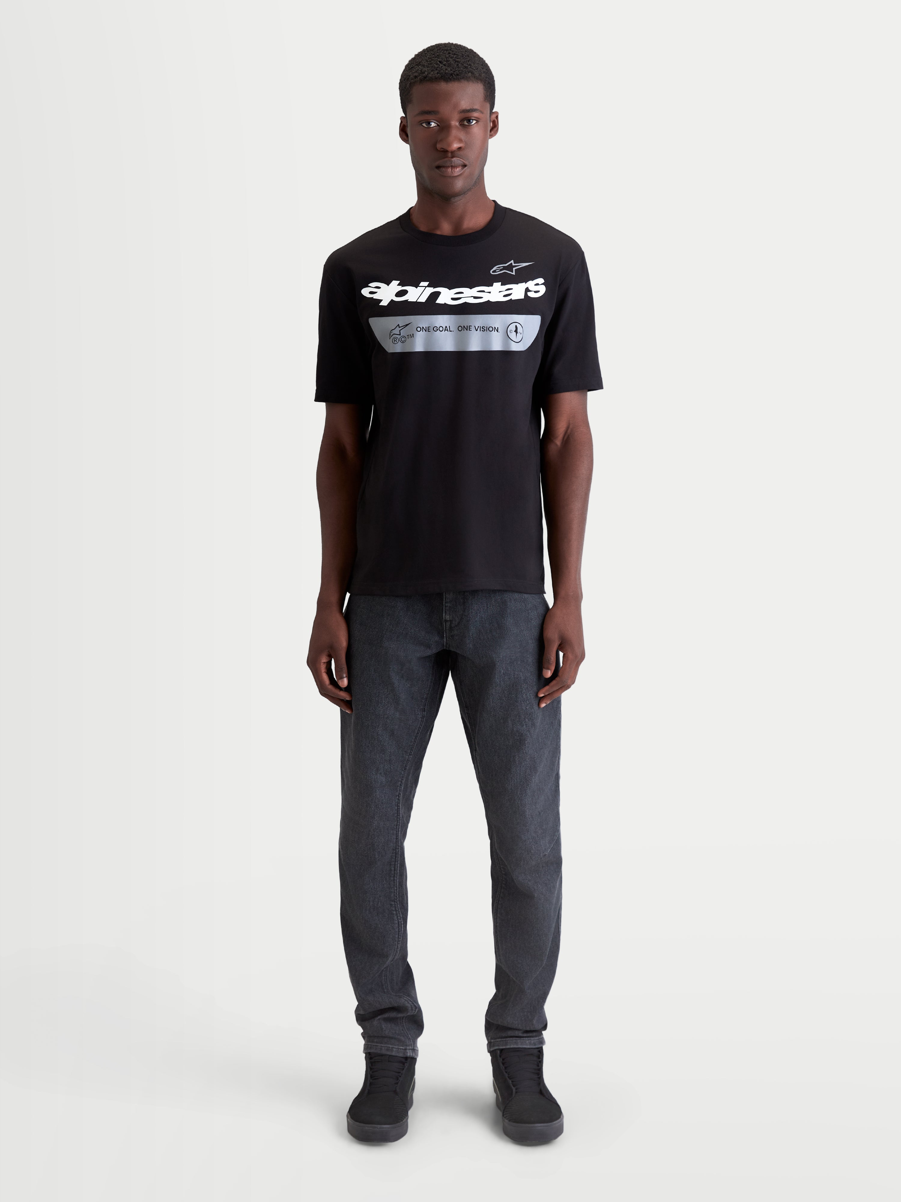 Alpinestars Singular CSF T-shirt, heren sportswear met korte mouwen, zwart met wit en grijs grafisch ontwerp op de borst met het Astars-woordmerk en 'ONE GOAL. ONE VISION.' motto, premium katoenmix, casual lifestyle en motorsport.