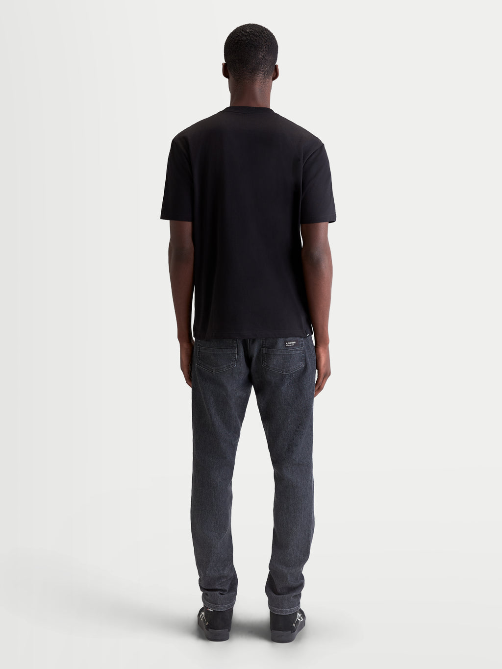 Alpinestars Singular CSF T-shirt, zwart t-shirt met korte mouwen, achteraanzicht op model, premium katoenmix, casual sportswear.