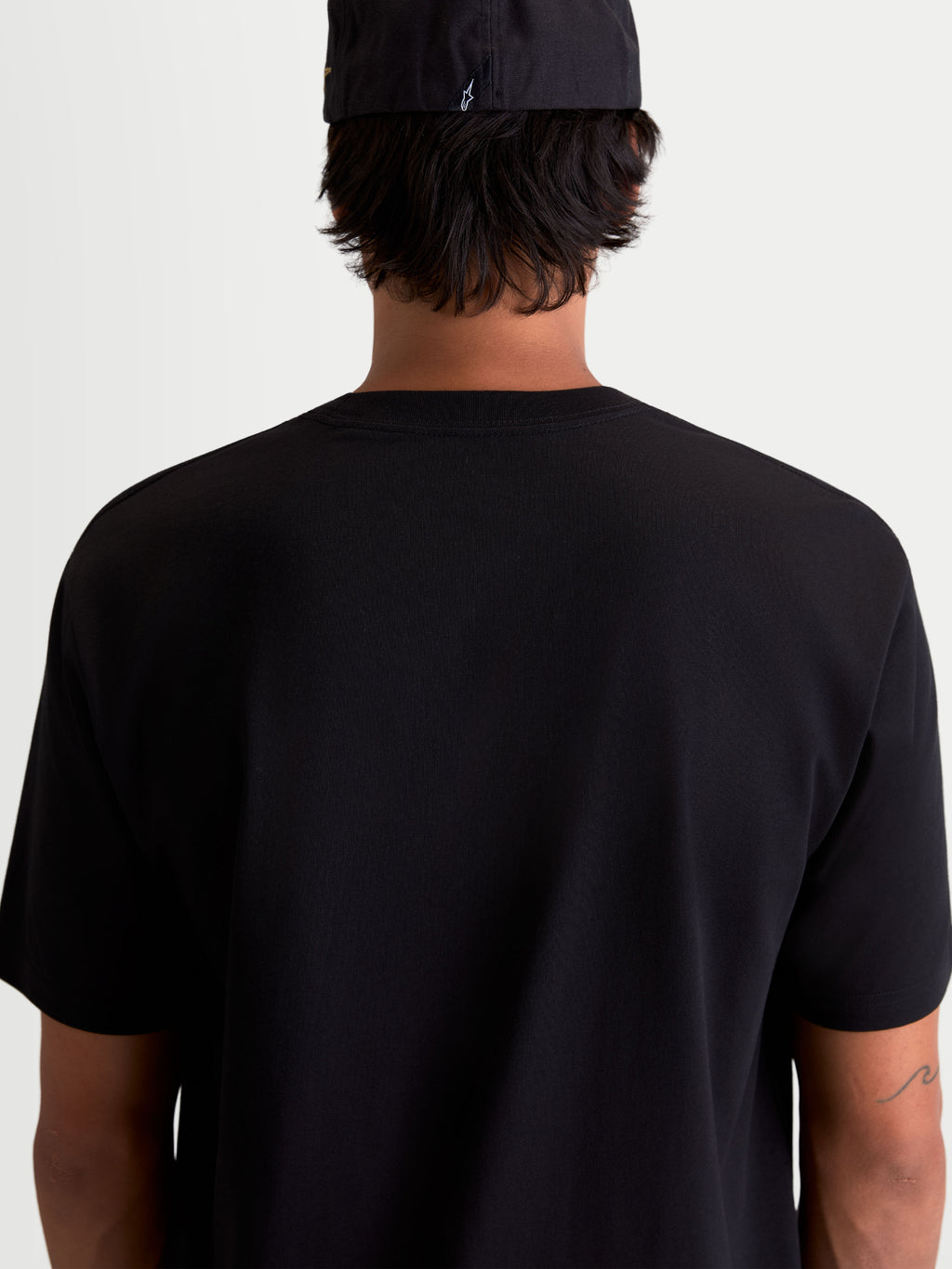 Alpinestars Cypress CSF t-shirt met korte mouwen, zwart sportswear t-shirt, achteraanzicht op model, zachte katoen-polyestermix voor dagelijks gebruik.