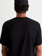 Alpinestars Cypress CSF t-shirt met korte mouwen, zwart sportswear t-shirt, achteraanzicht op model, zachte katoen-polyestermix voor dagelijks gebruik.