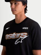 Alpinestars Cypress CSF t-shirt, heren t-shirt met korte mouwen, zwart, close-up op model met mesh-fill graphic op de borst, 'Alpinestars Protects' branding en wit logo, premium katoen-polyester mix, casual sportswear.
